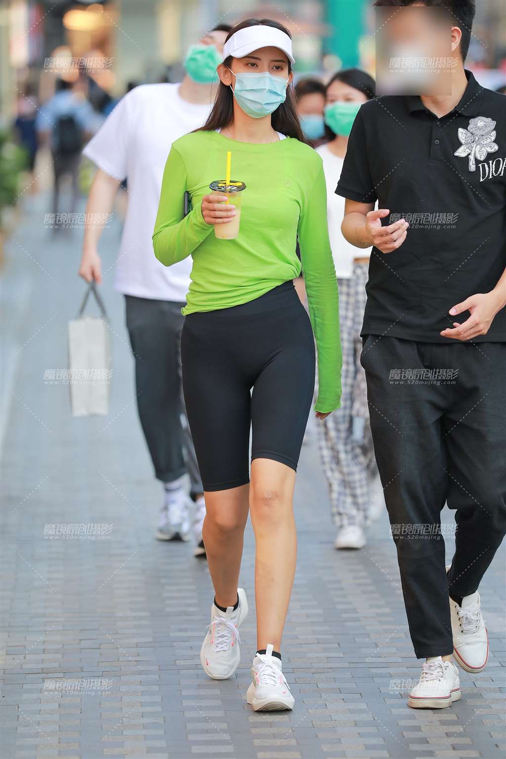 图片[1]-黑色瑜伽短裤女朋友-街拍流行馆