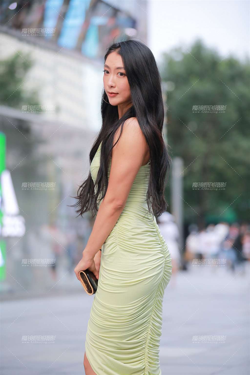 图片[1]-抱白狐的包臀裙小姐姐-街拍流行馆