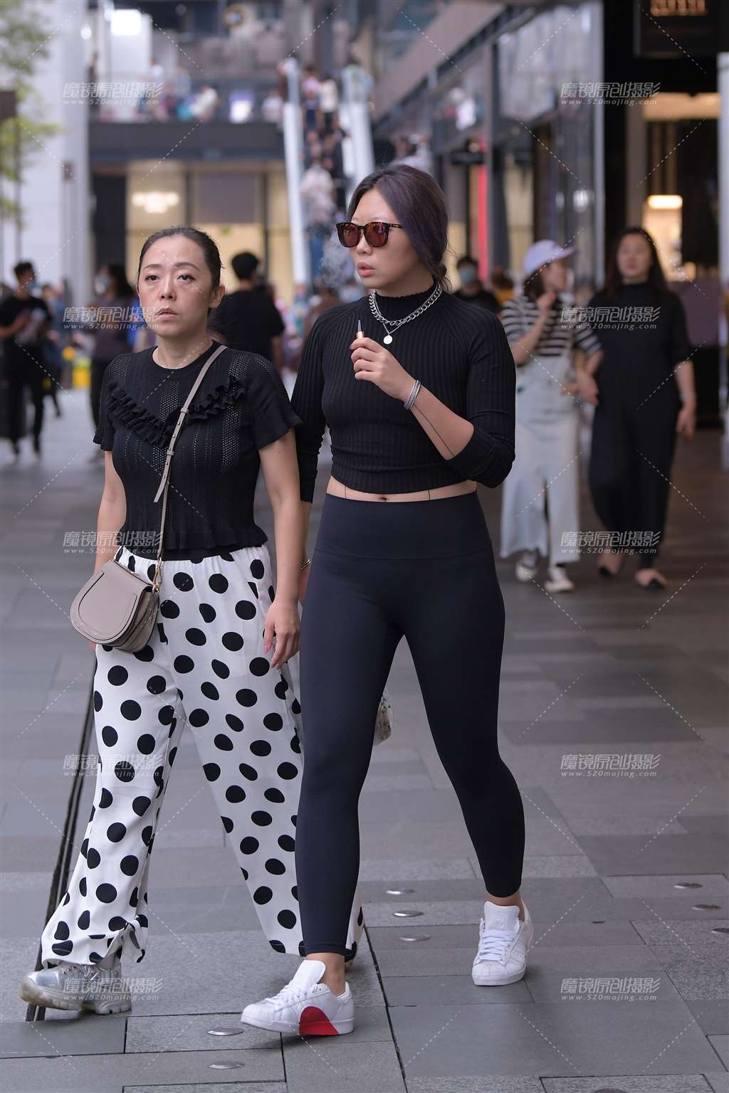 图片[3]-经典黑，紧身裤-街拍流行馆