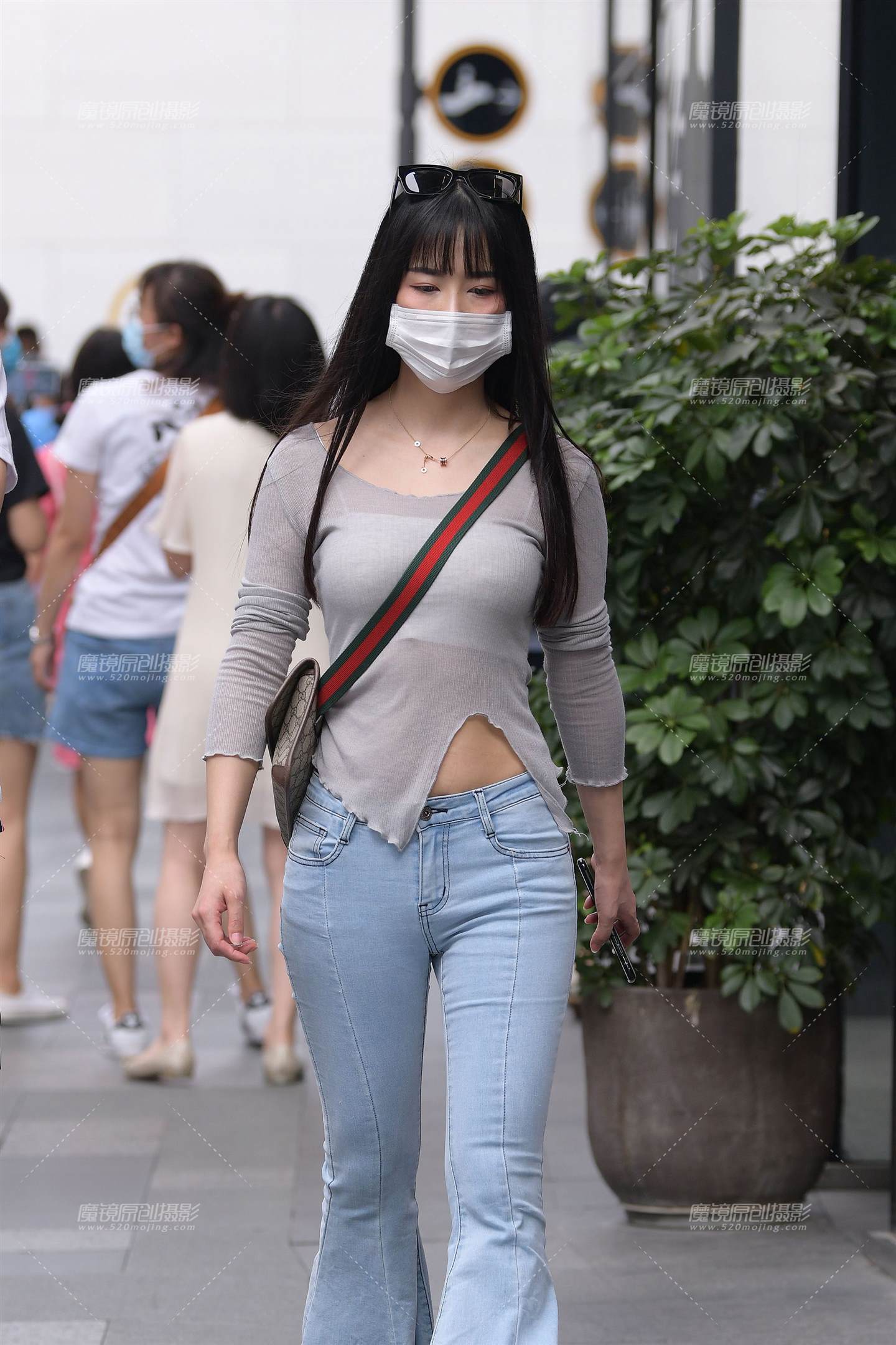 图片[1]-复古潮的喇叭紧牛美女-街拍流行馆