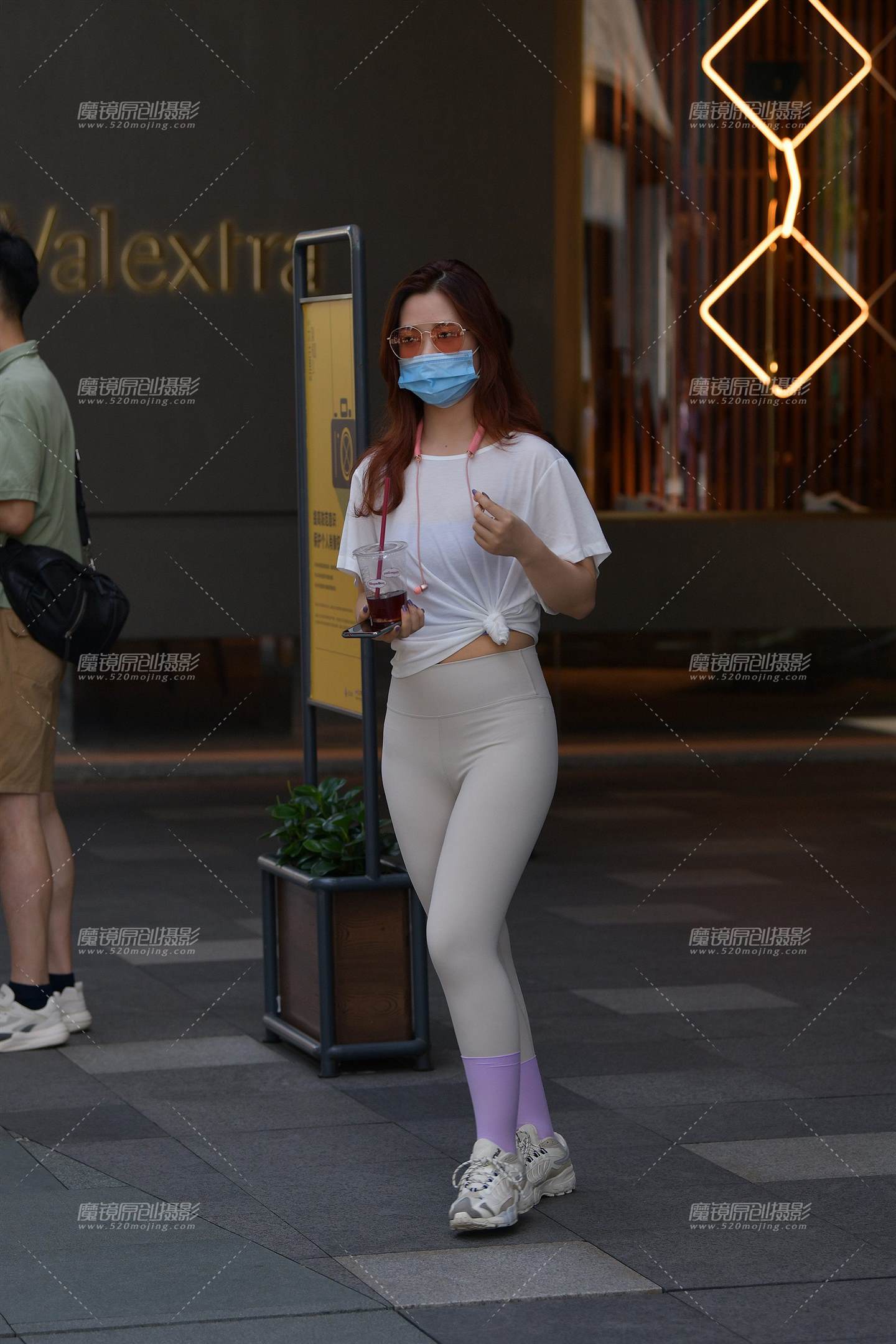 图片[1]-浅灰色瑜伽女孩-街拍流行馆