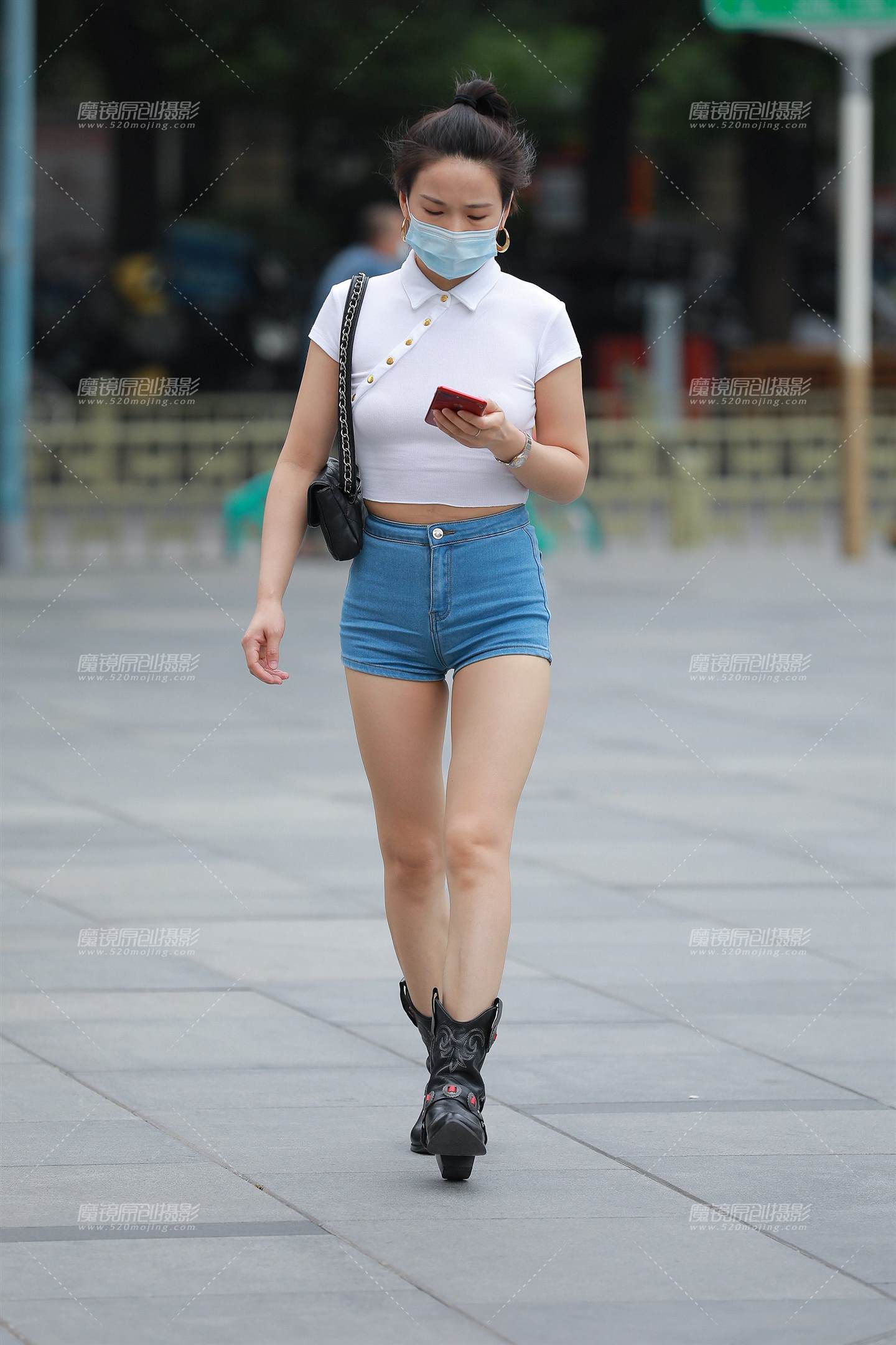 图片[1]-蓝牛热裤小妹-街拍流行馆