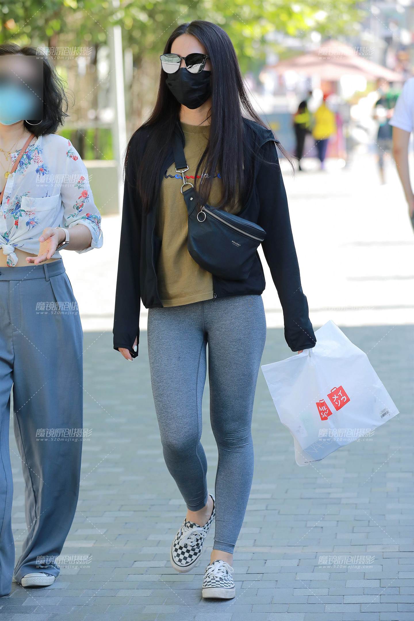 图片[1]-灰色瑜伽裤小妹-街拍流行馆