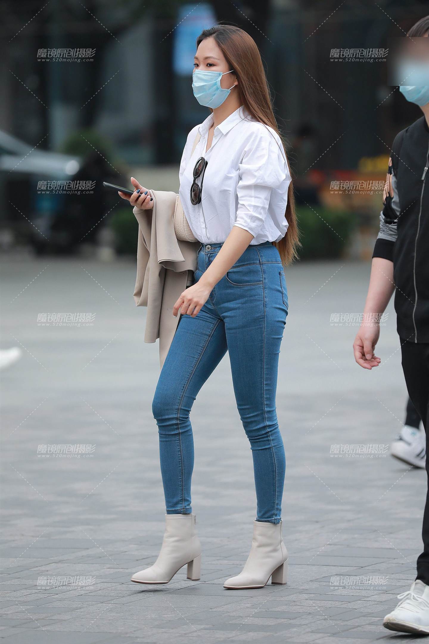图片[4]-蓝色牛仔裤女朋友-街拍流行馆