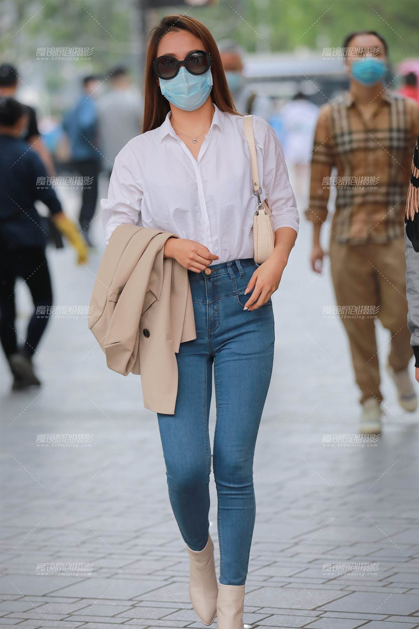 图片[1]-蓝色牛仔裤女朋友-街拍流行馆