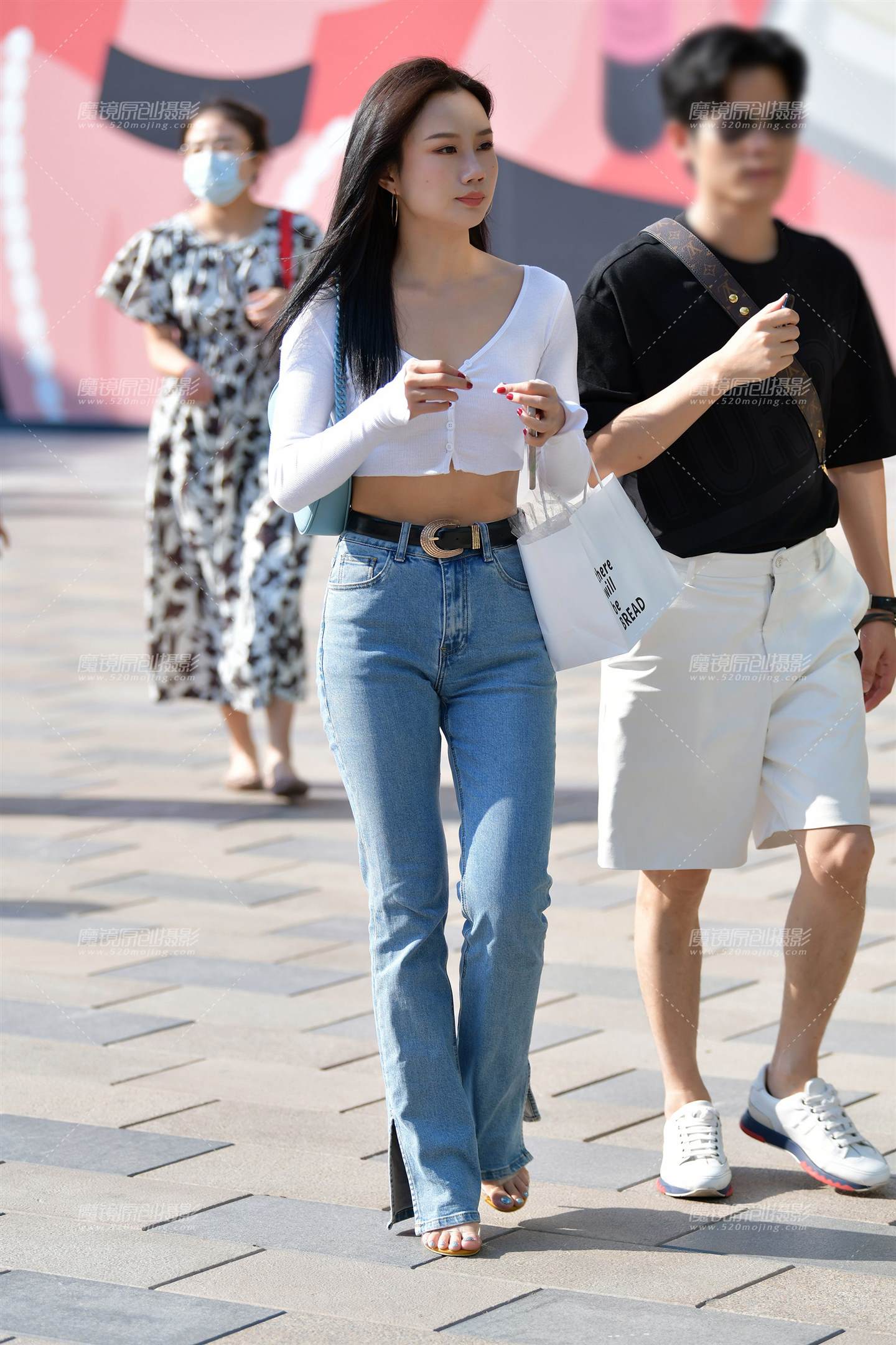 图片[1]-漂亮牛仔裤美女-街拍流行馆