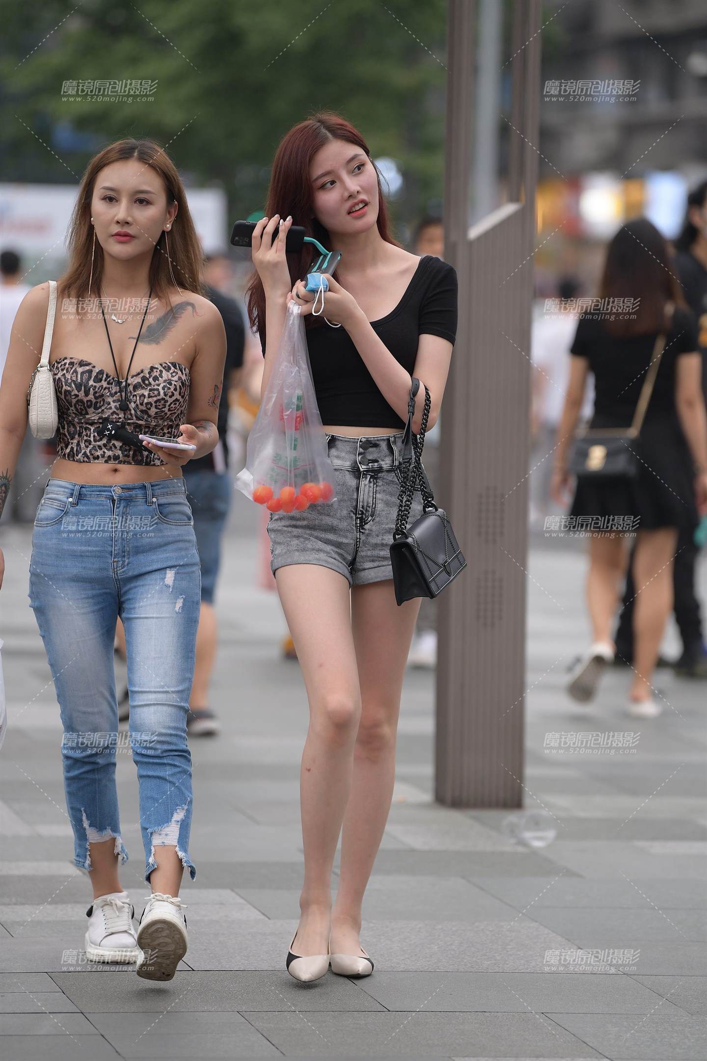 图片[3]-长腿VS性感吊带闺蜜-街拍流行馆