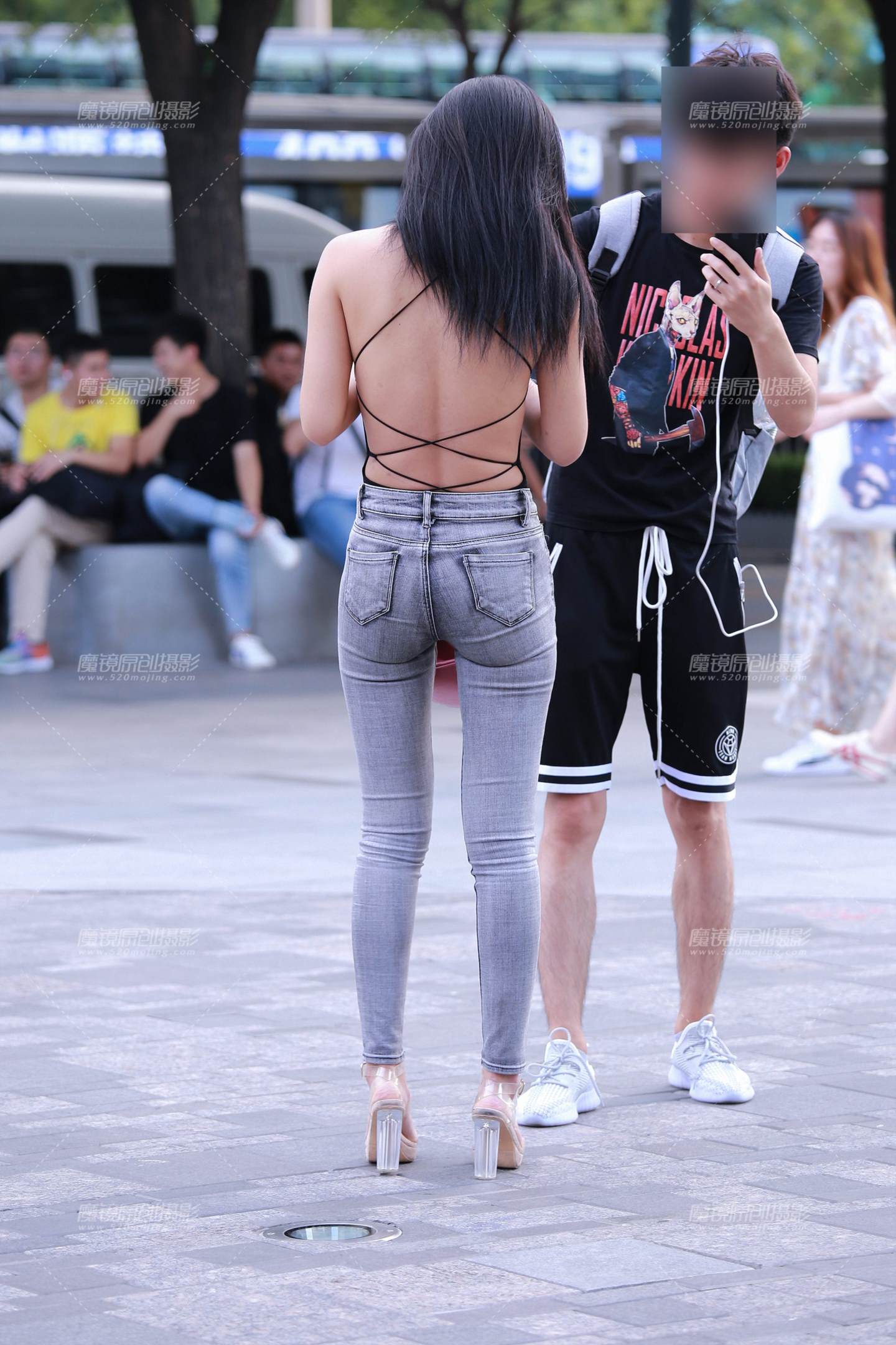 图片[3]-灰色紧身牛仔裤美眉-街拍流行馆