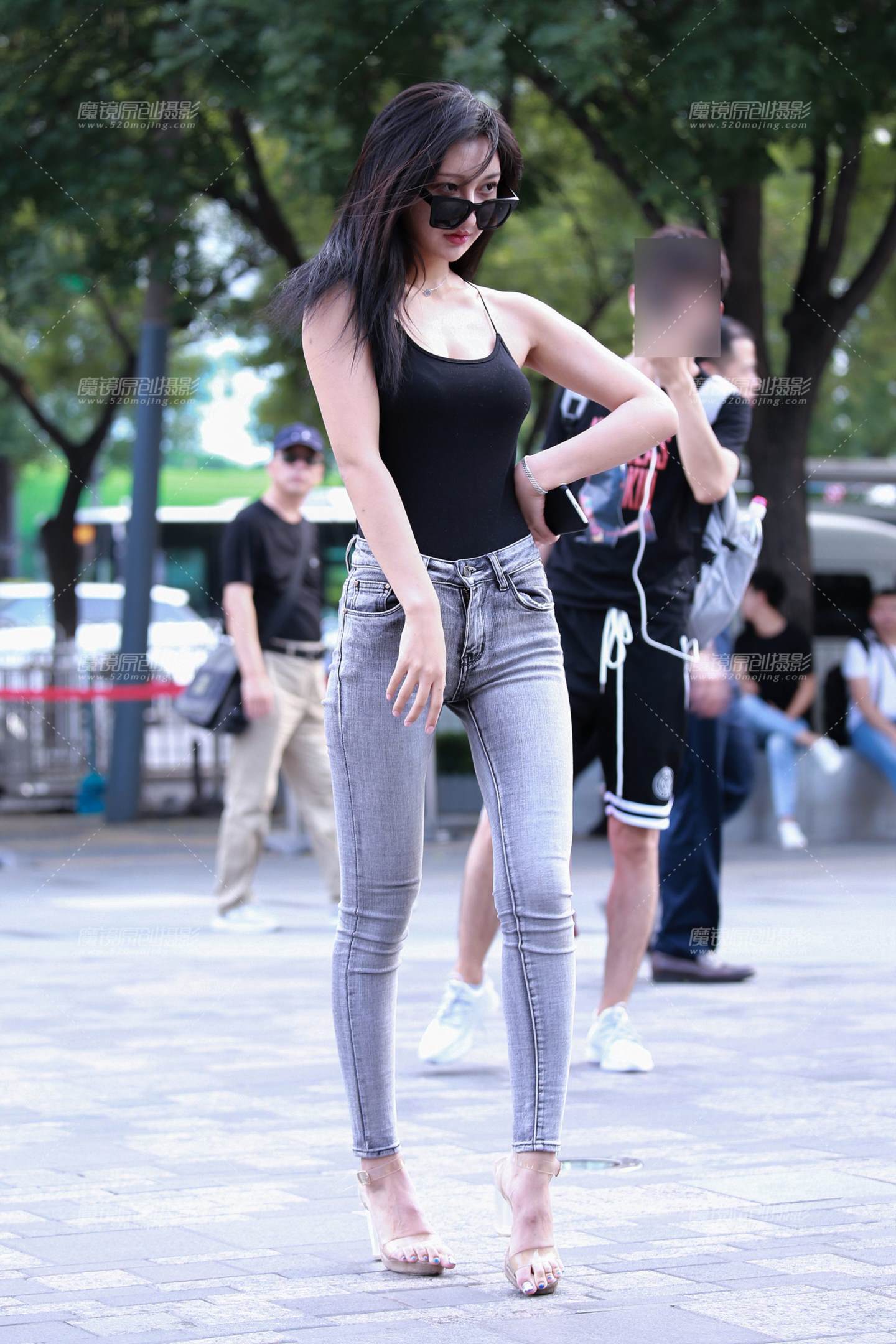 图片[4]-灰色紧身牛仔裤美眉-街拍流行馆