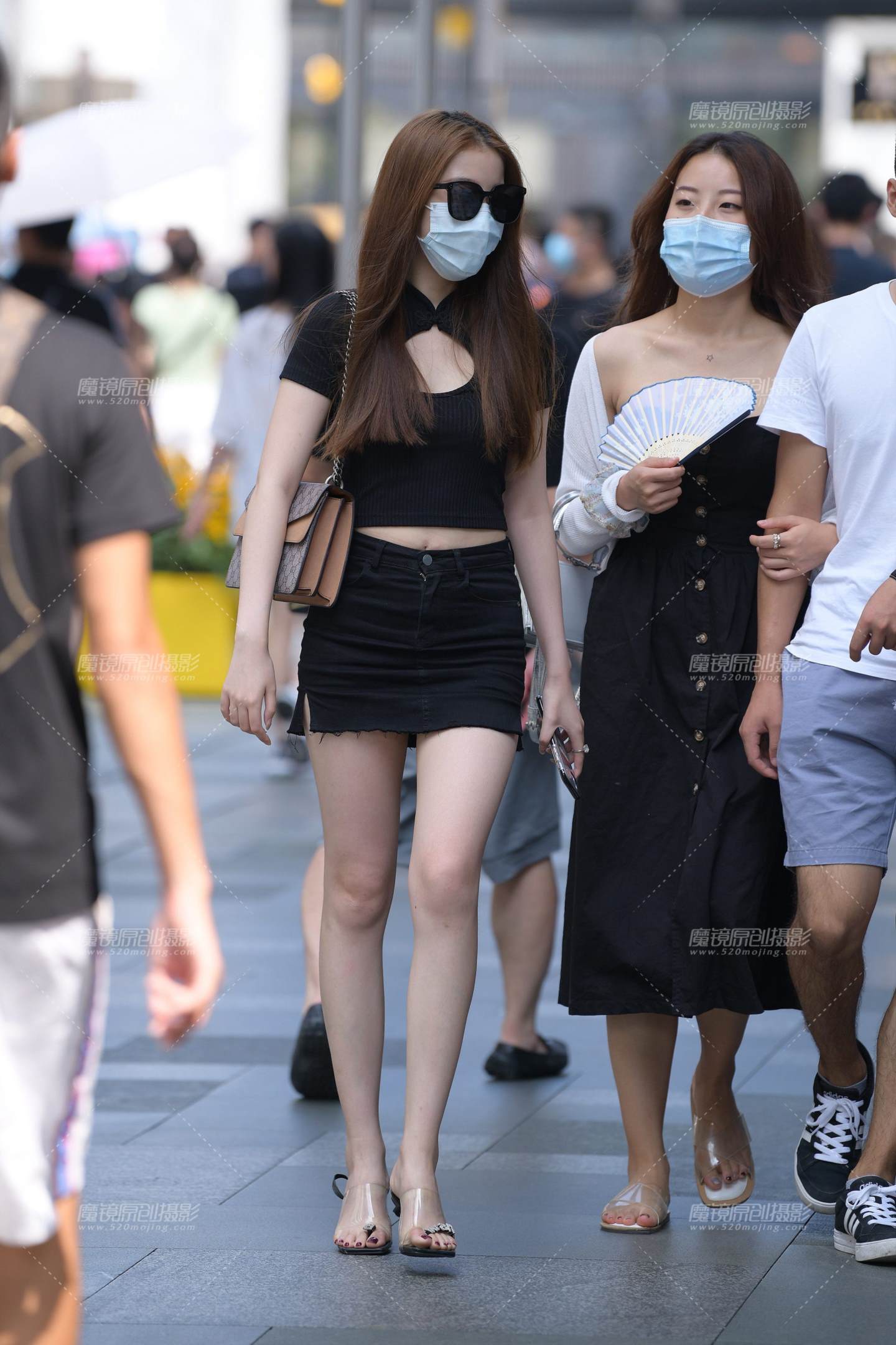 图片[1]-美腿口罩小姐姐-街拍流行馆