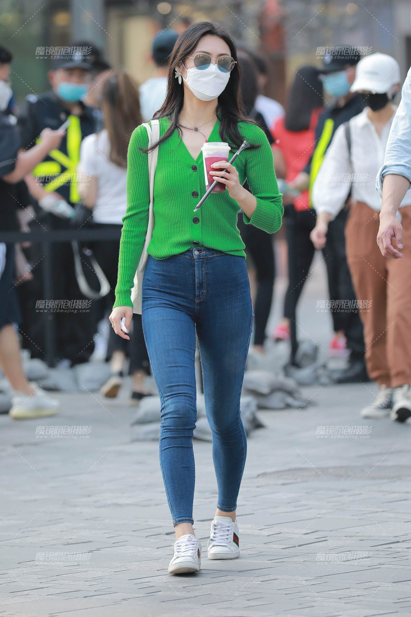图片[1]-蓝色紧牛美眉-街拍流行馆