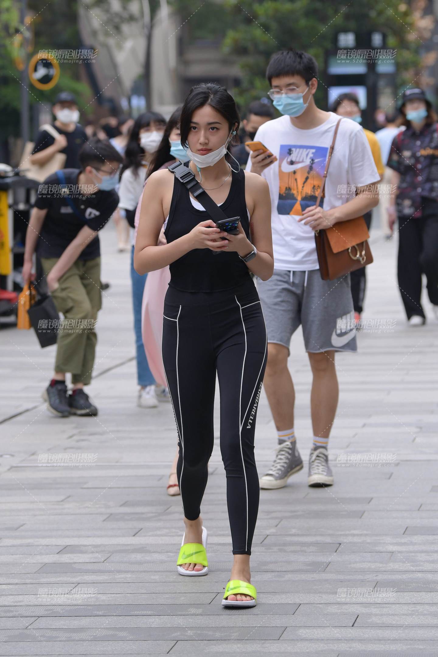 图片[1]-小背心黑色紧身裤美女-街拍流行馆