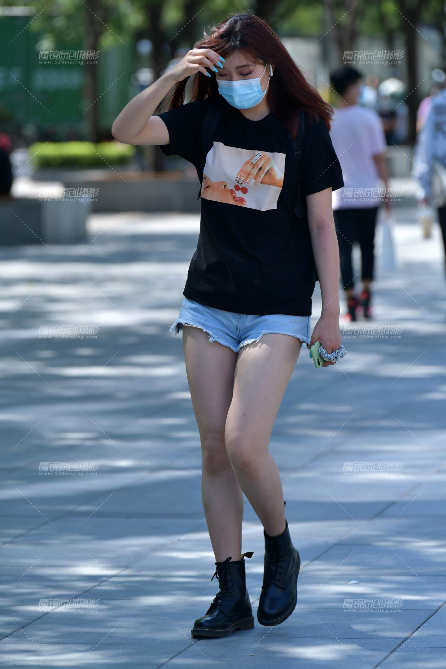 图片[1]-阳光下热裤美女-街拍流行馆
