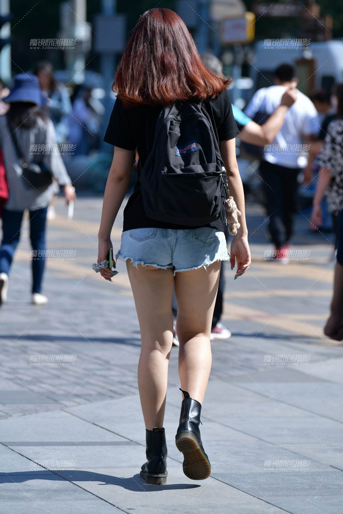 图片[2]-阳光下热裤美女-街拍流行馆
