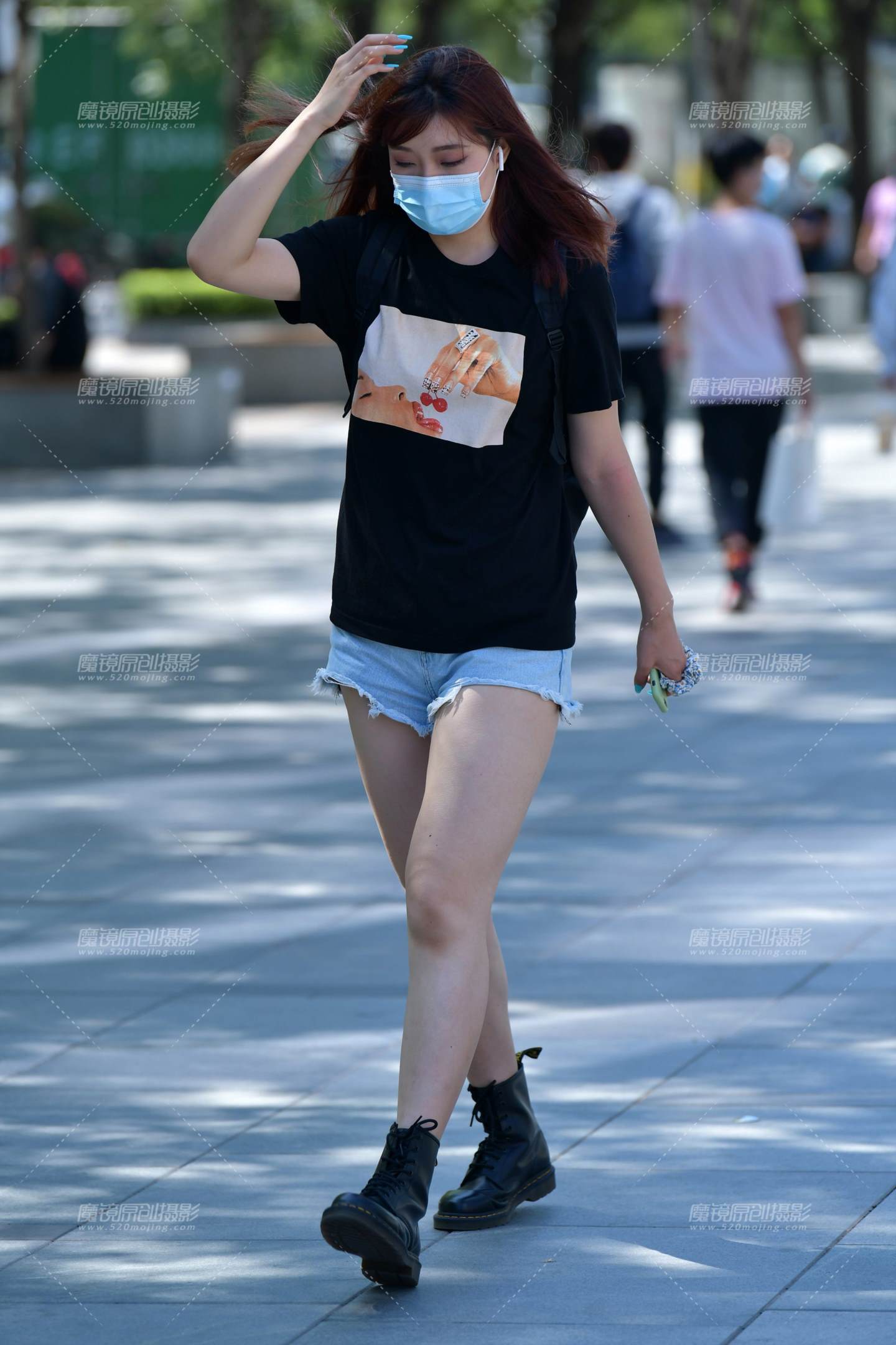 图片[5]-阳光下热裤美女-街拍流行馆