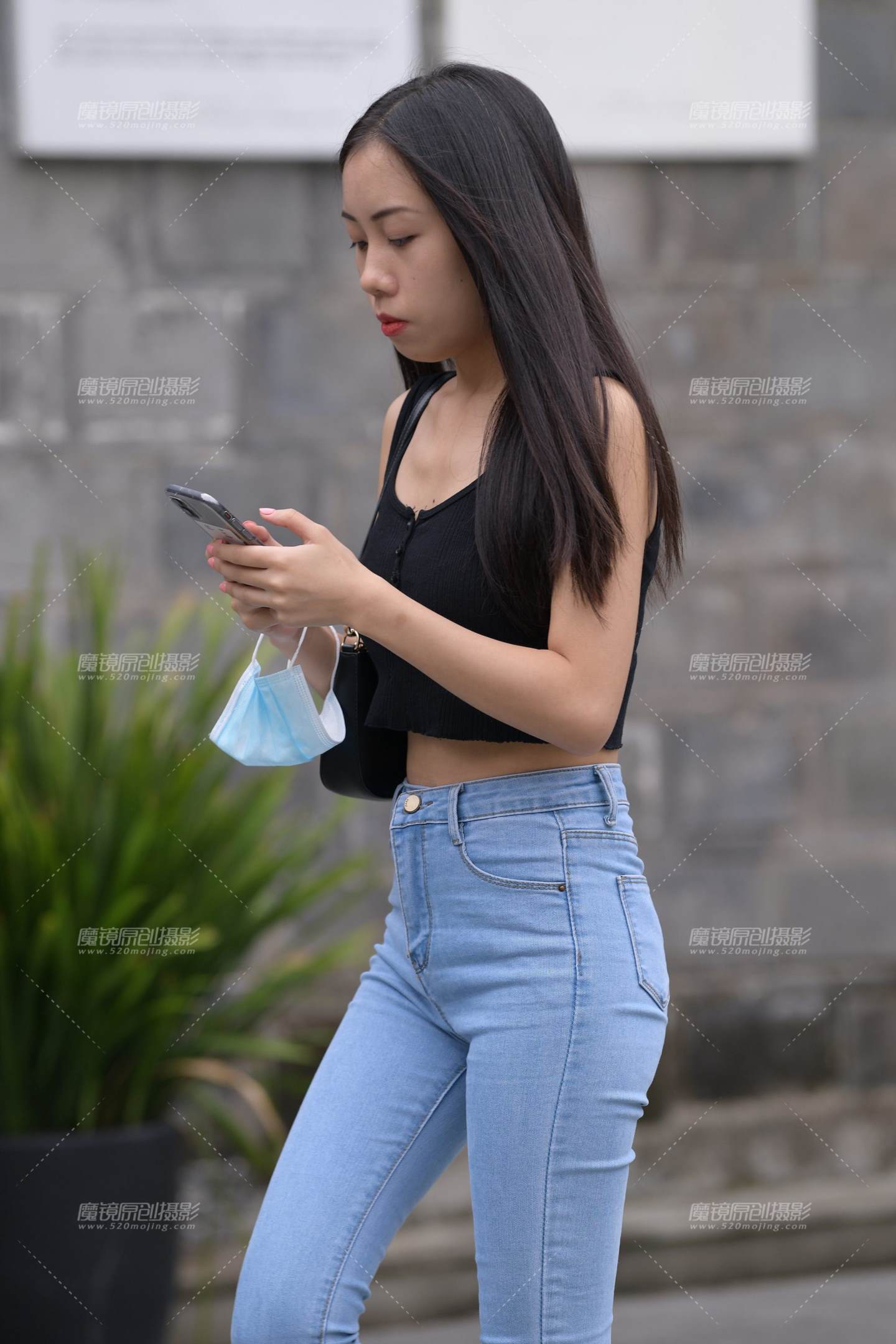 图片[1]-蓝色紧牛美眉-街拍流行馆