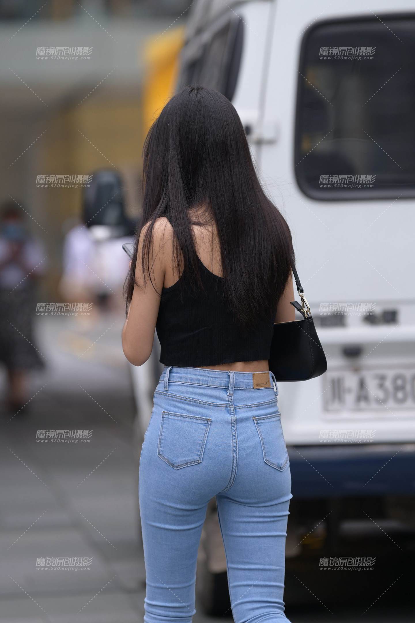 图片[2]-蓝色紧牛美眉-街拍流行馆