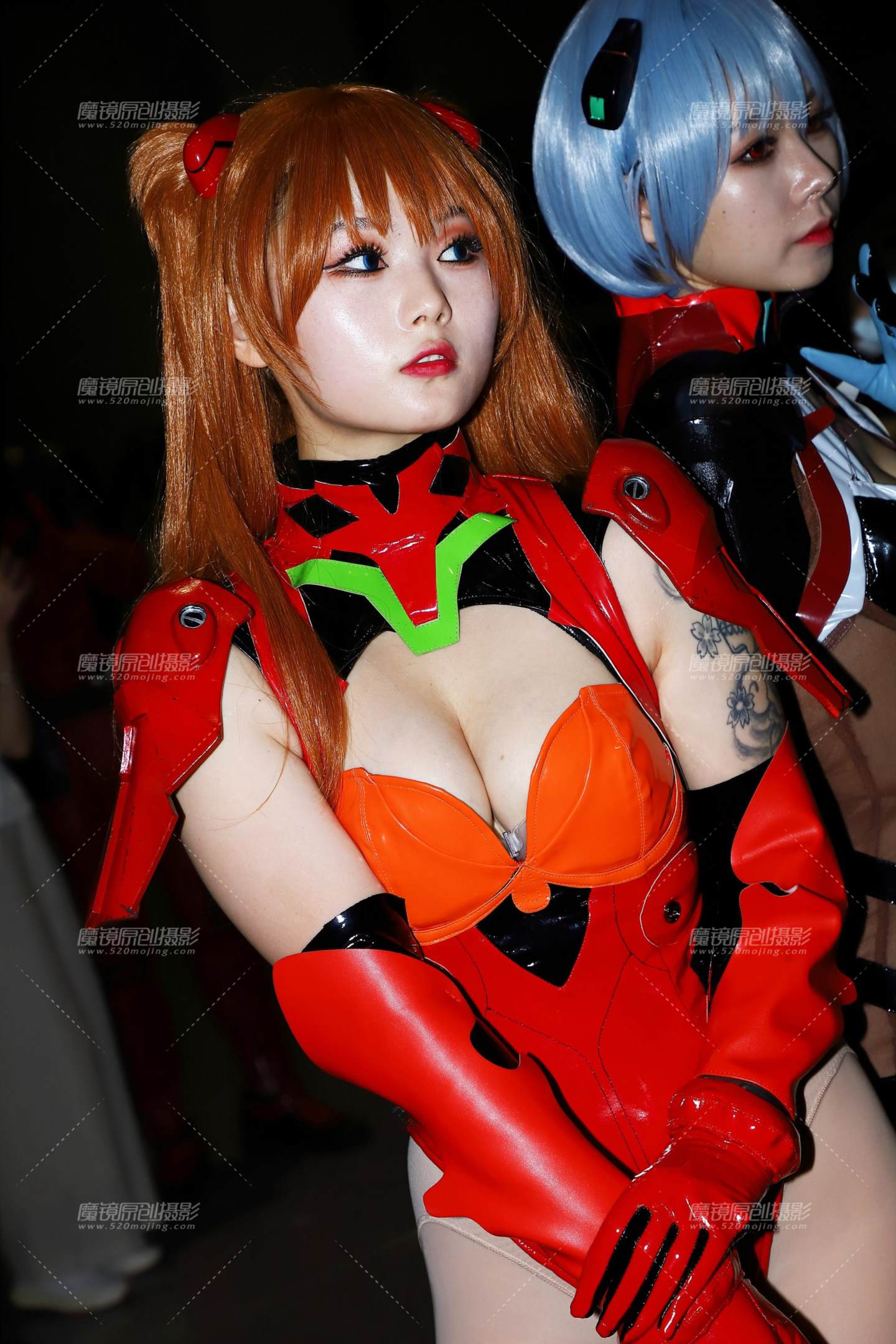 红褐色性感双COSER-街拍流行馆