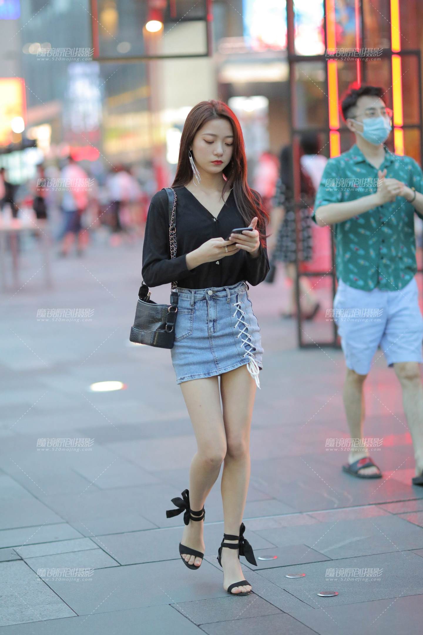 图片[1]-短裙小美女-街拍流行馆