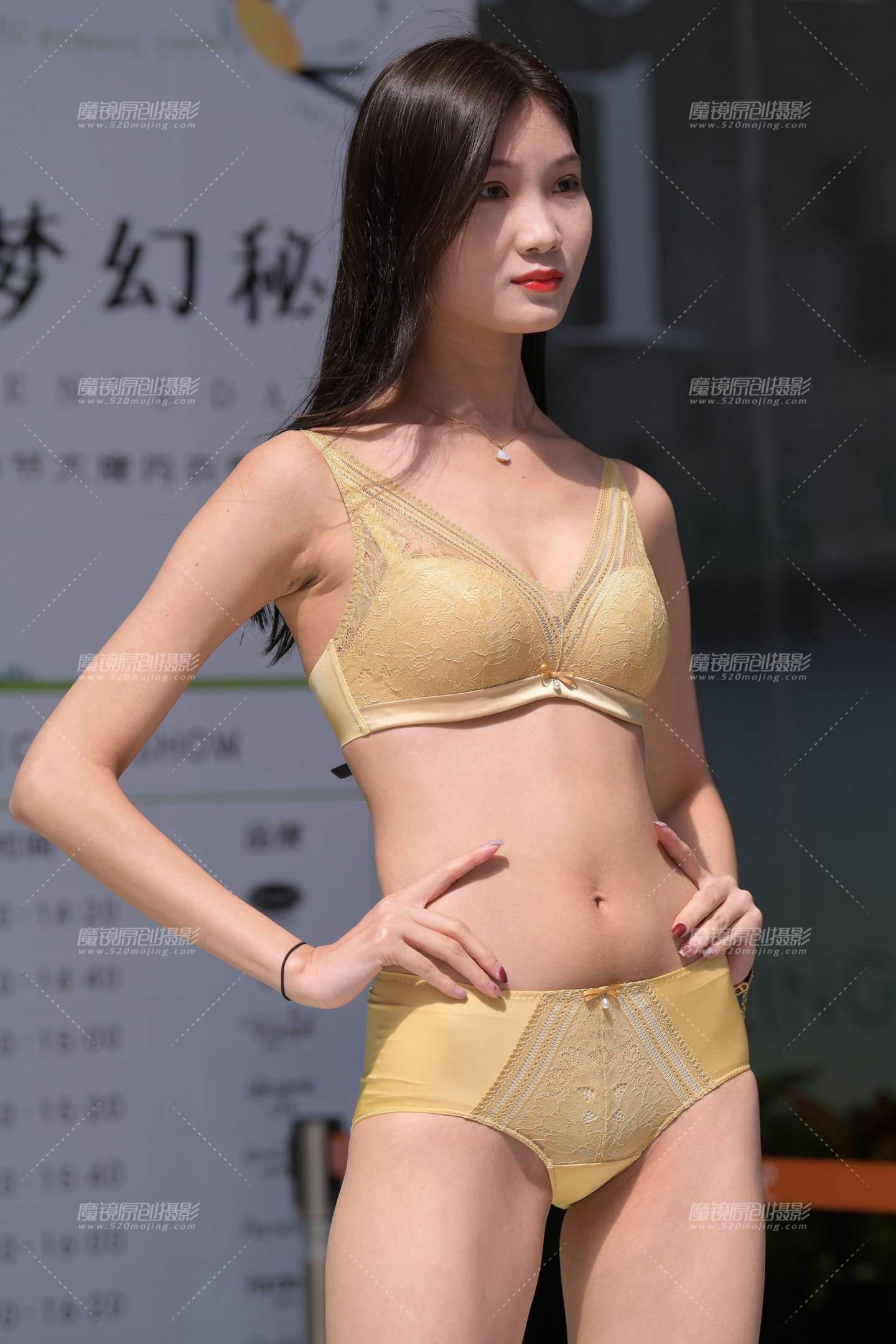 纤细大长腿的女模~-街拍流行馆