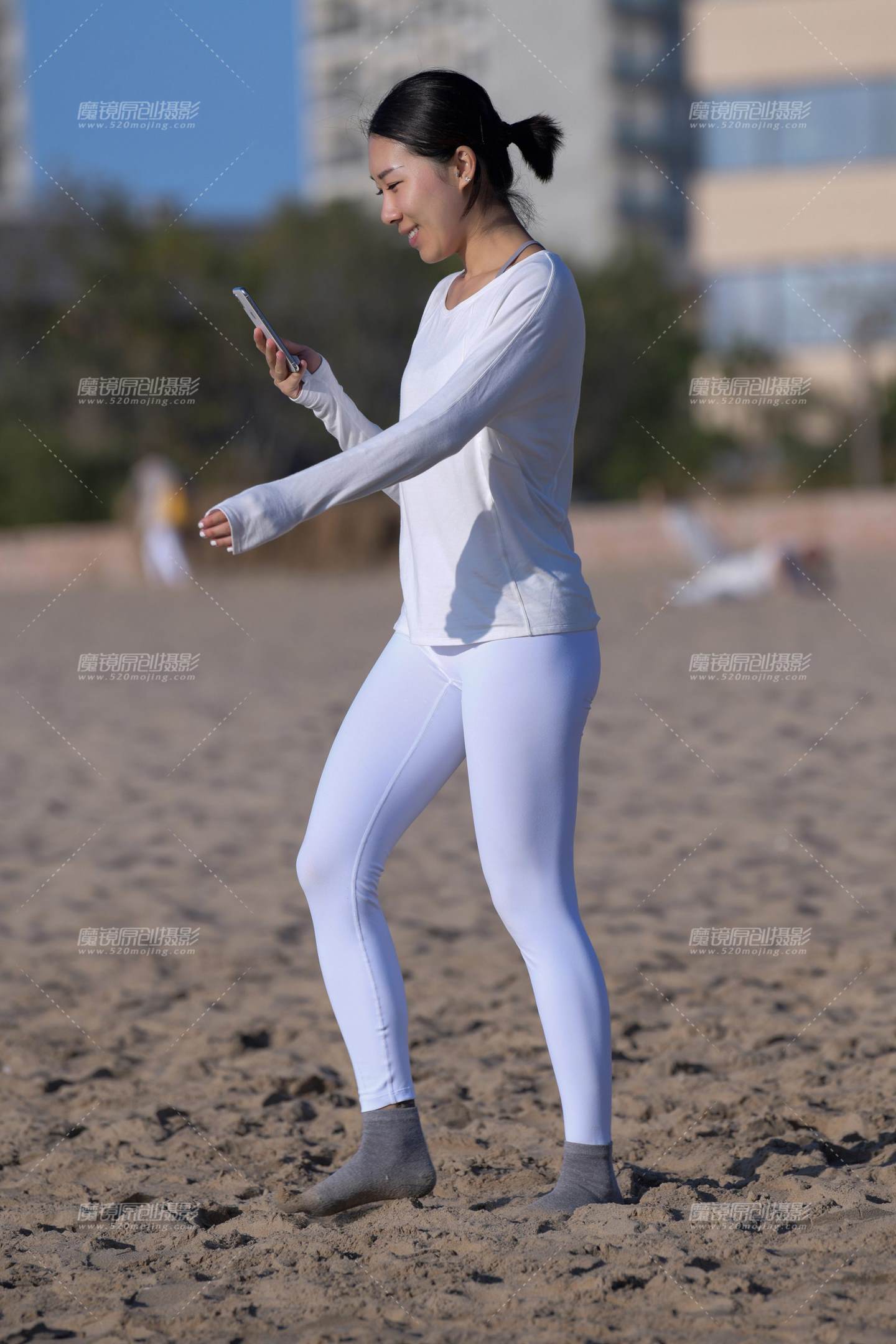 图片[1]-洁白紧身美女-街拍流行馆