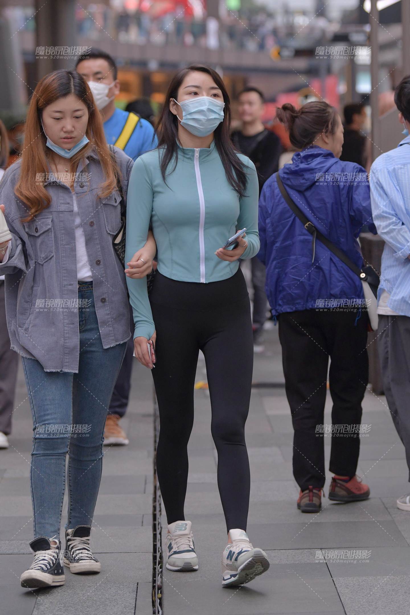 图片[4]-紧身装美眉-街拍流行馆