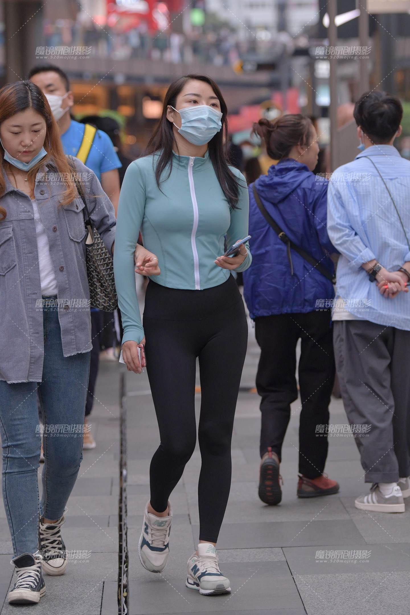 图片[1]-紧身装美眉-街拍流行馆