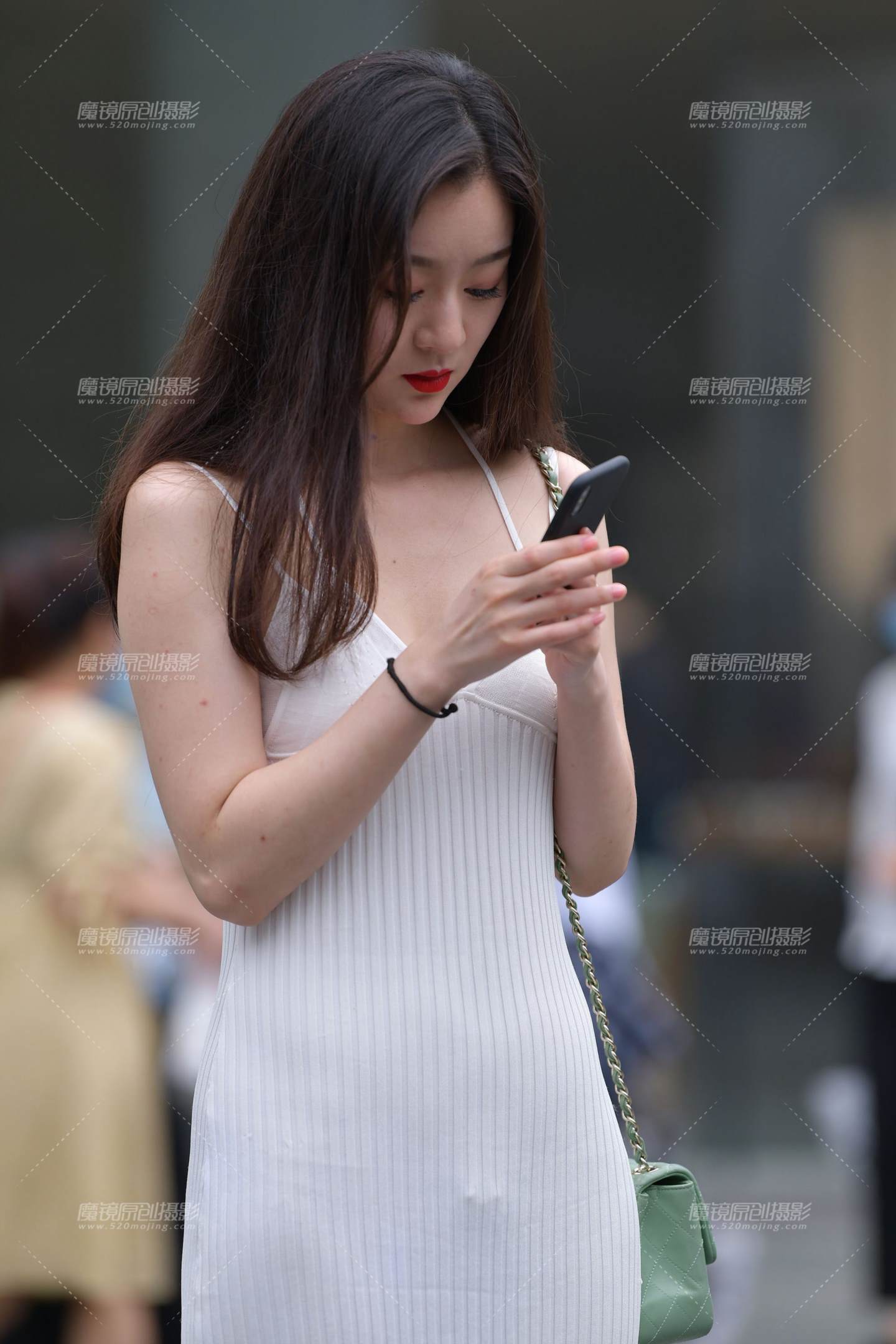 图片[1]-性感吊带白裙-街拍流行馆