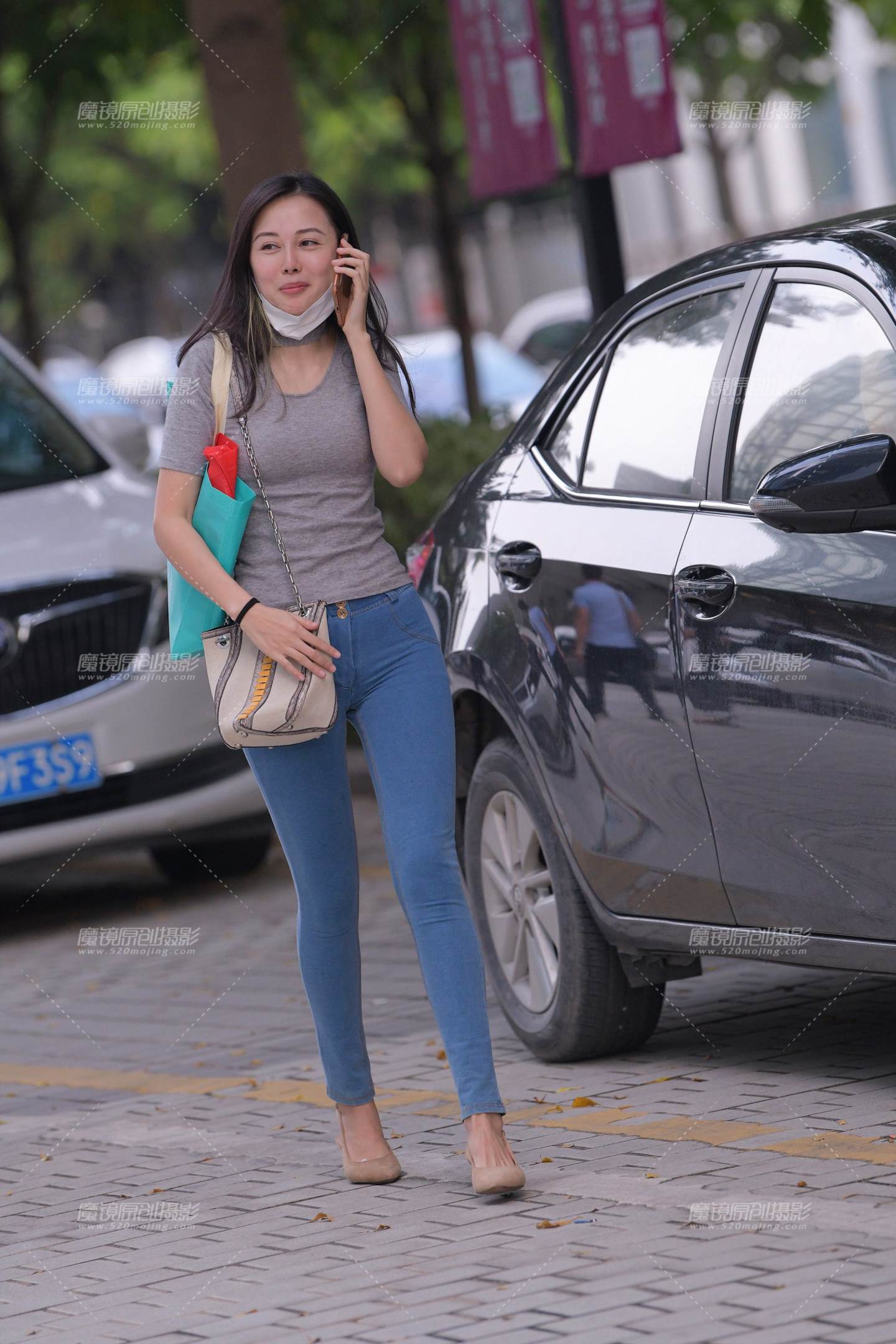 图片[3]-长腿浅蓝色蜜桃裤美**-街拍流行馆