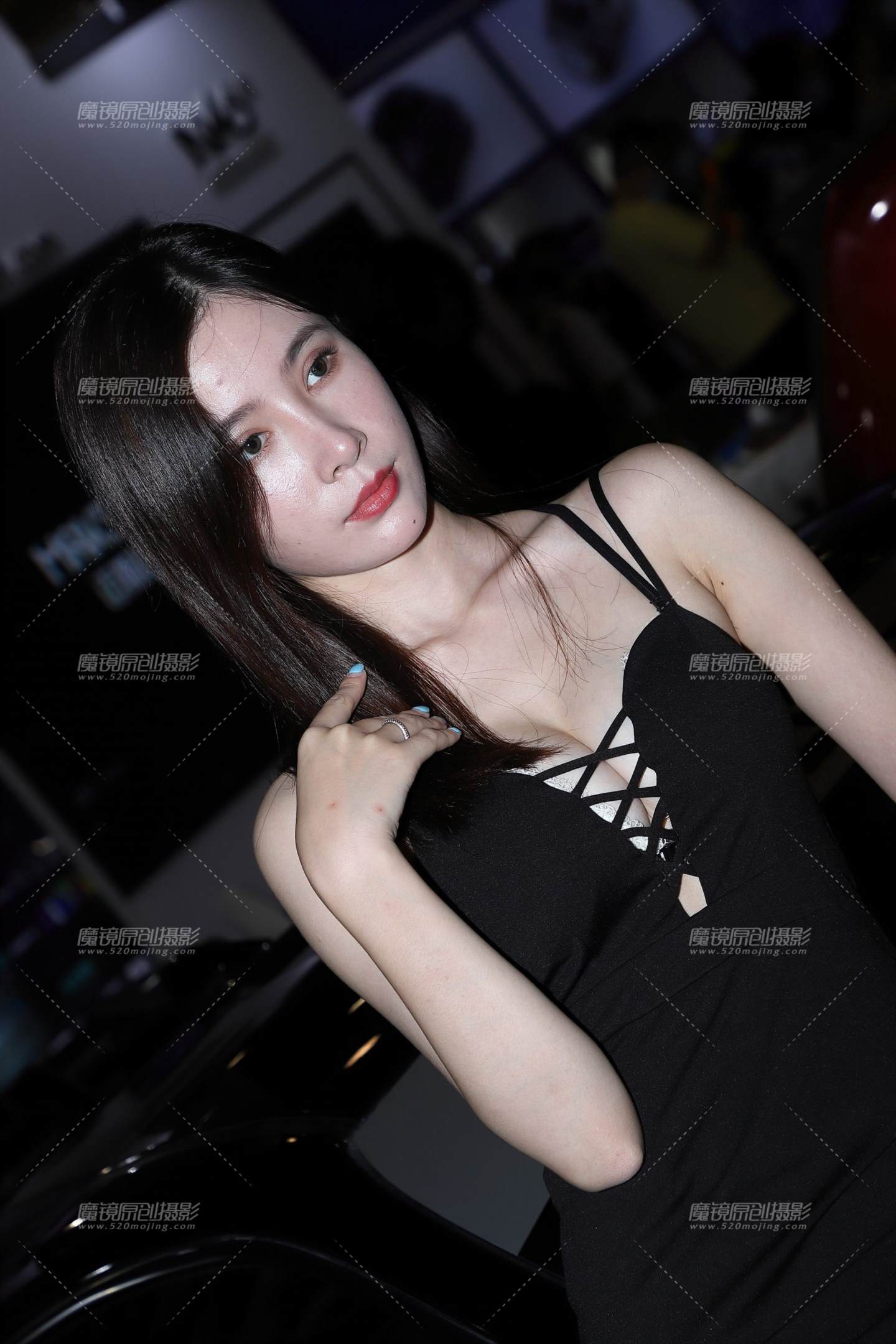 图片[1]-黑色连衣裙-街拍流行馆
