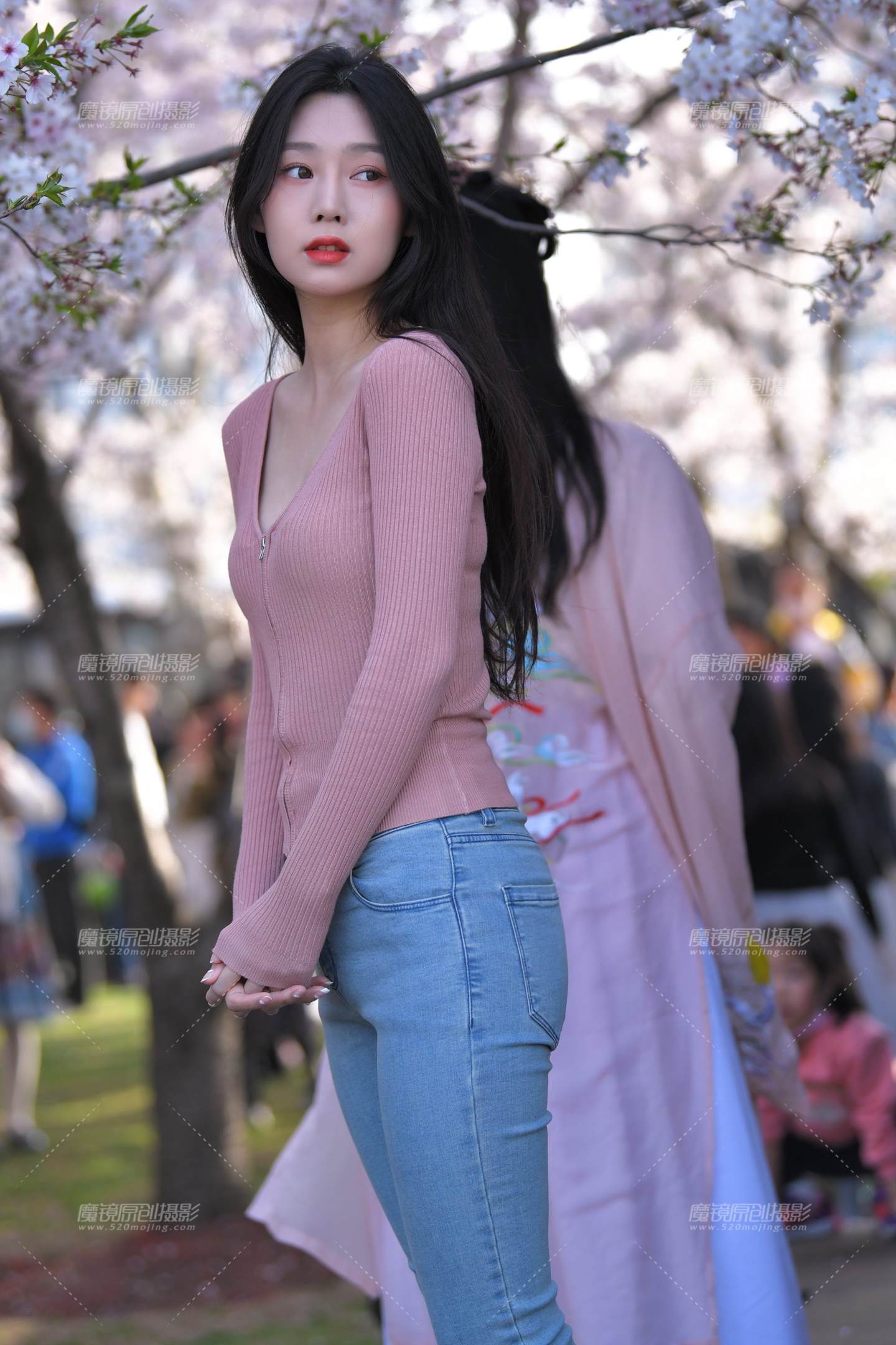 图片[2]-樱花树旁-街拍流行馆