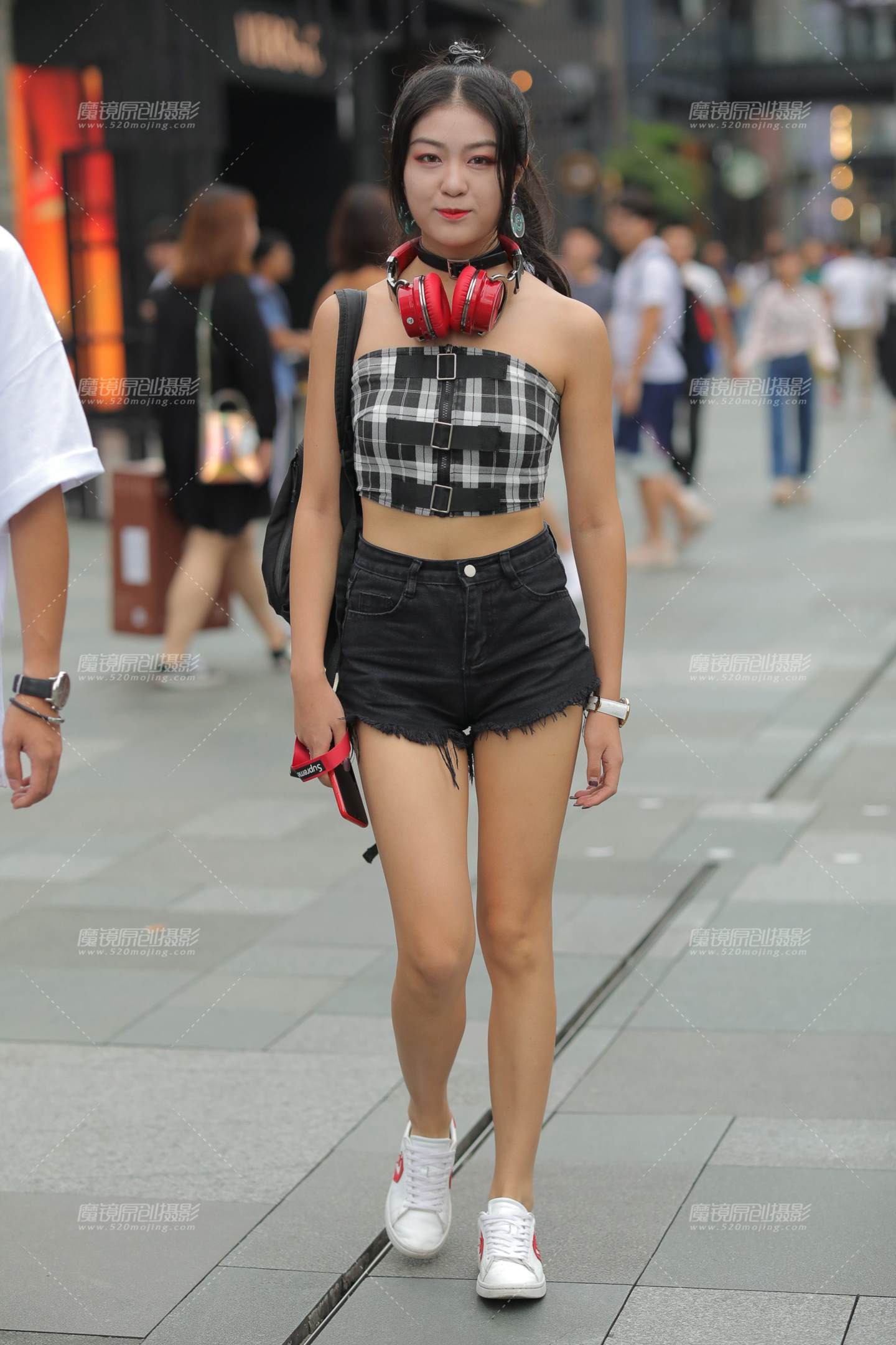 图片[1]-热裤女孩-街拍流行馆