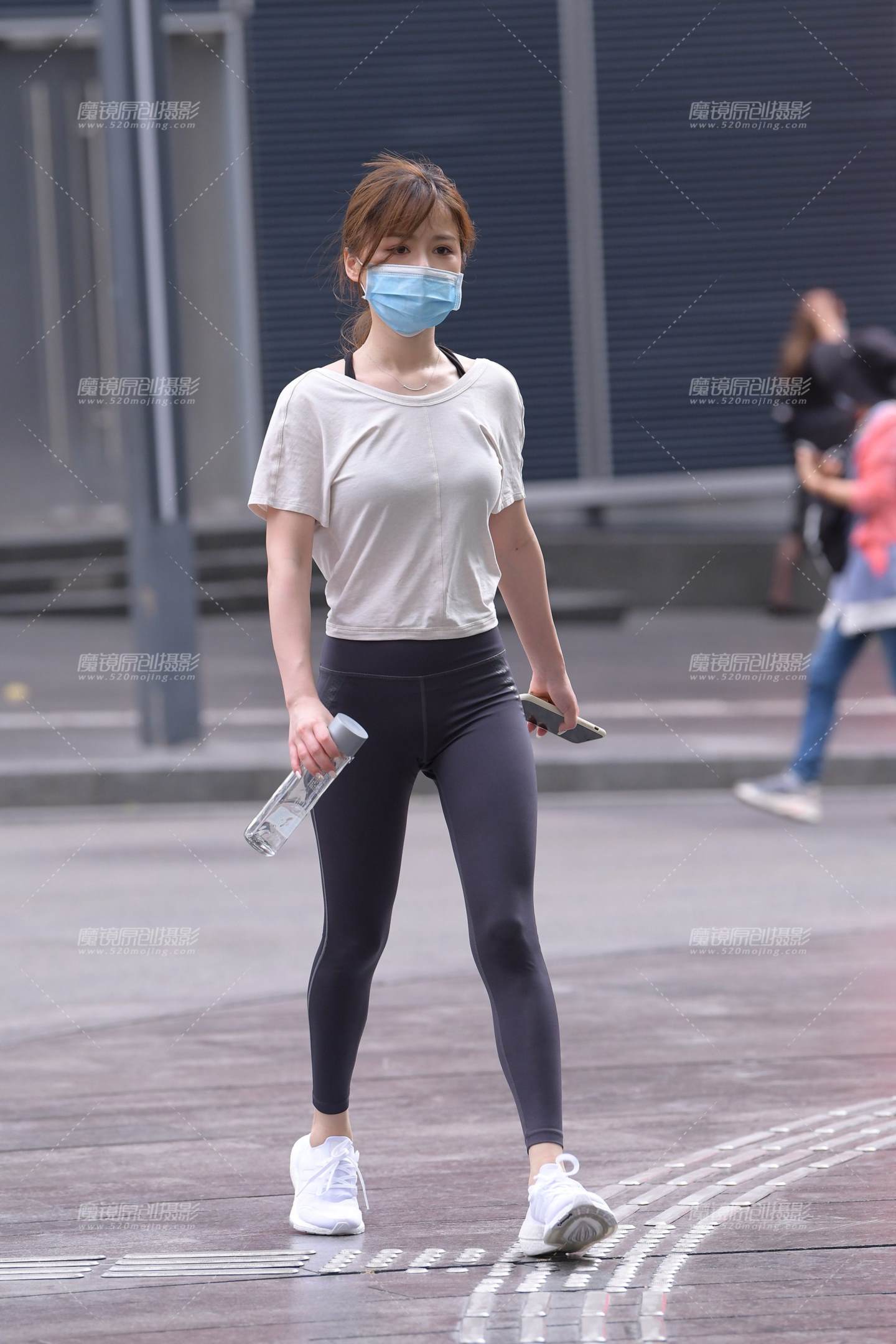 图片[3]-青春的紧身裤女孩-街拍流行馆