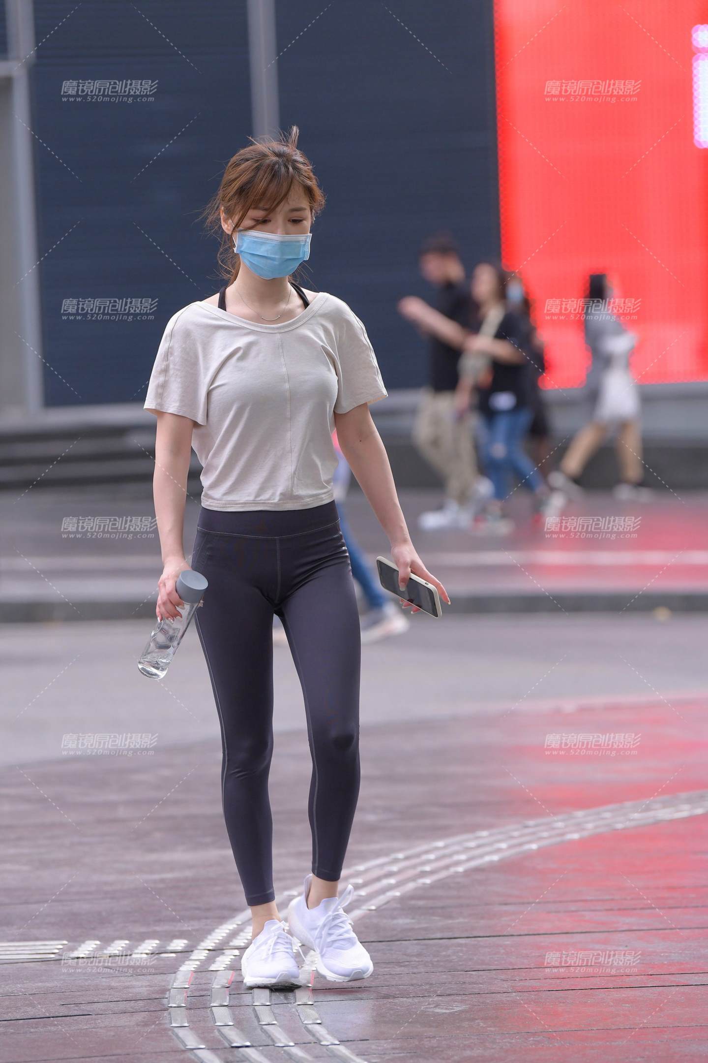 图片[1]-青春的紧身裤女孩-街拍流行馆