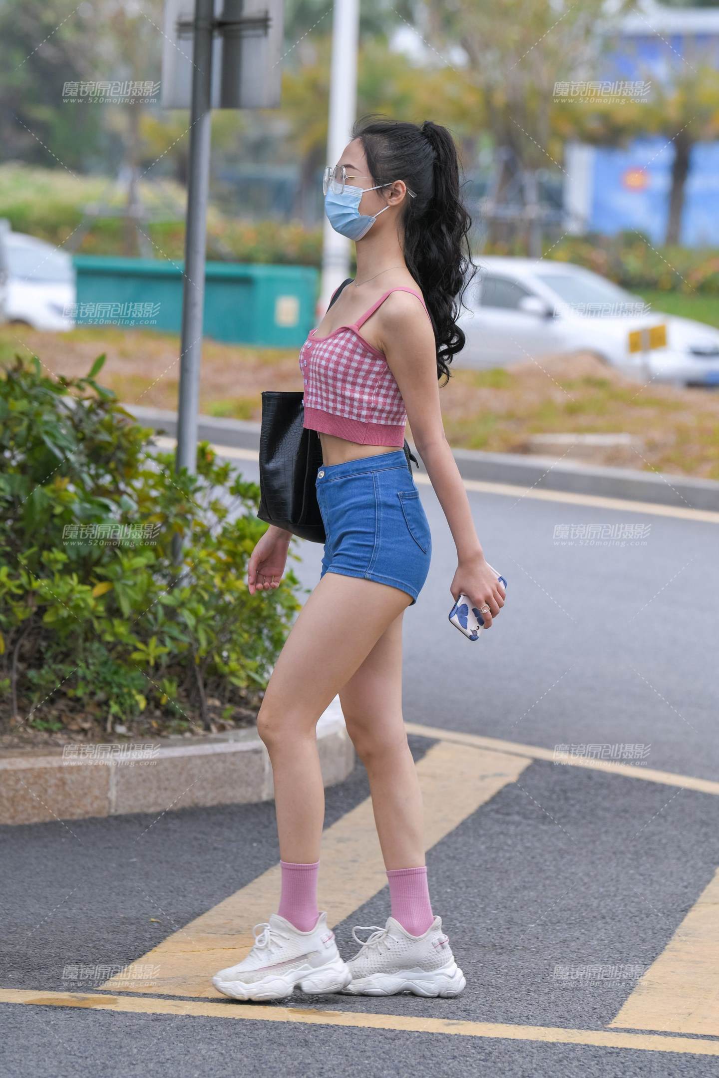 图片[1]-紧身热裤小妹-街拍流行馆