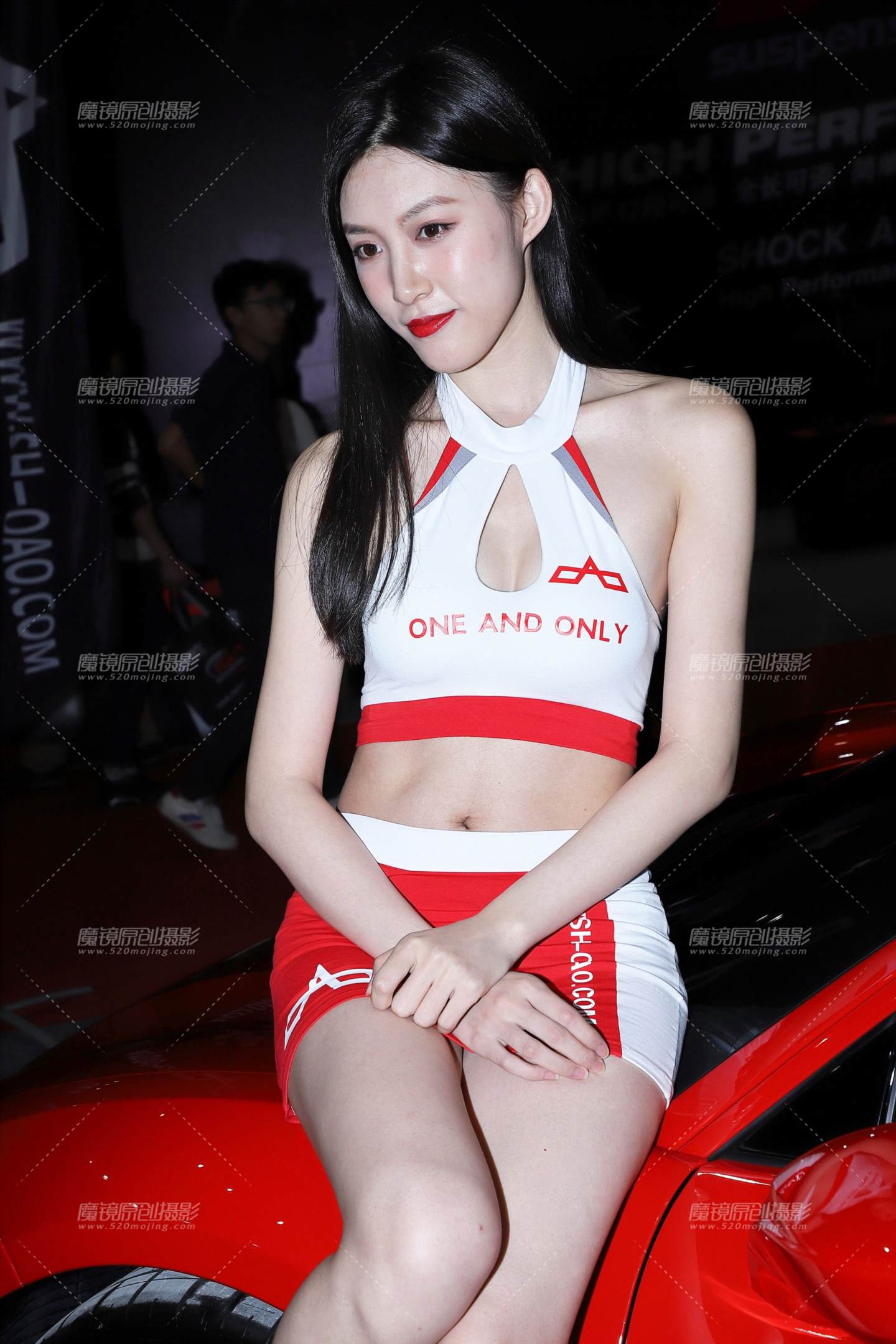 图片[1]-白红制服短裙-街拍流行馆