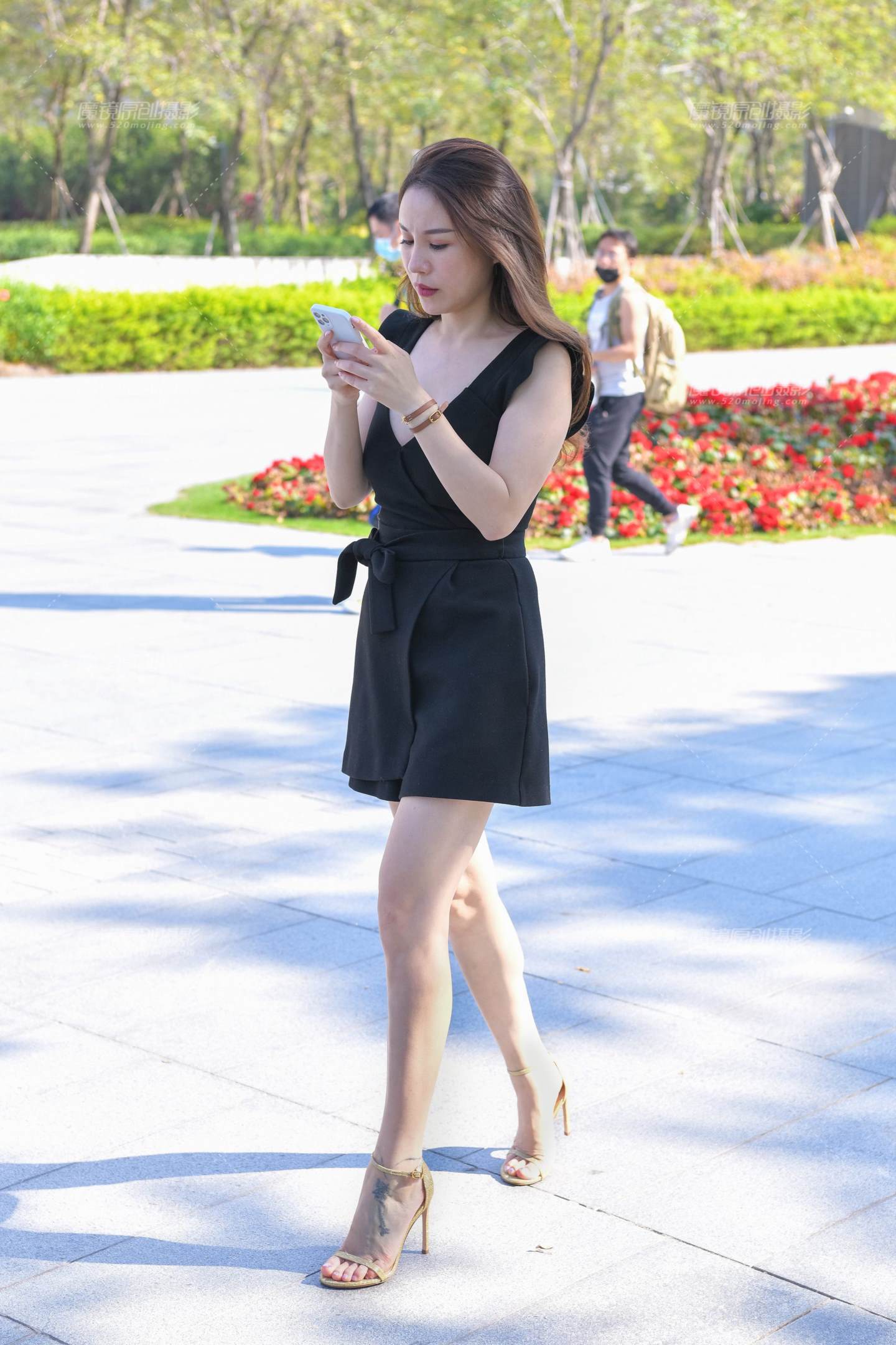 图片[1]-黑短裙美腿-街拍流行馆