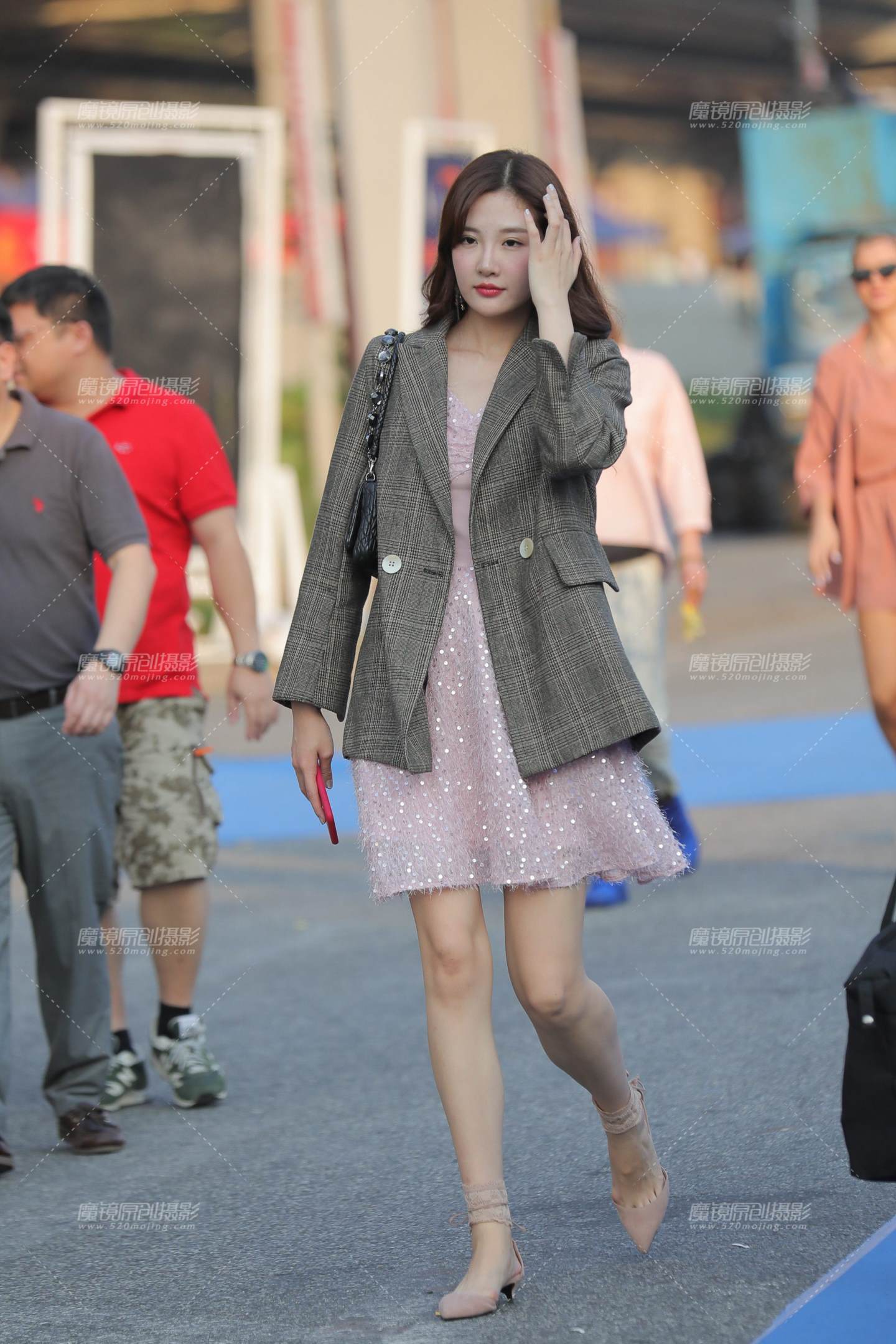 图片[1]-捕捉靓丽的身影-街拍流行馆