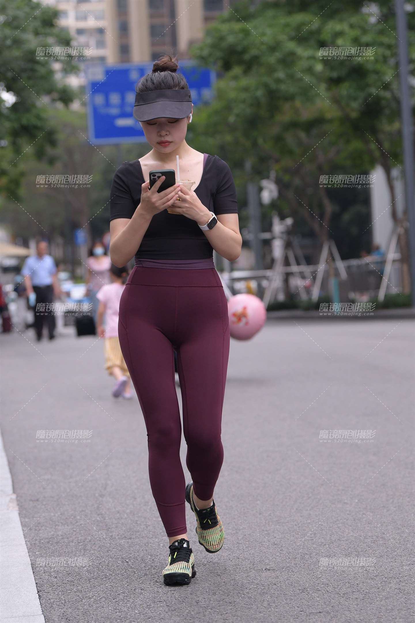 图片[1]-迷人的酒红色紧身裤~-街拍流行馆
