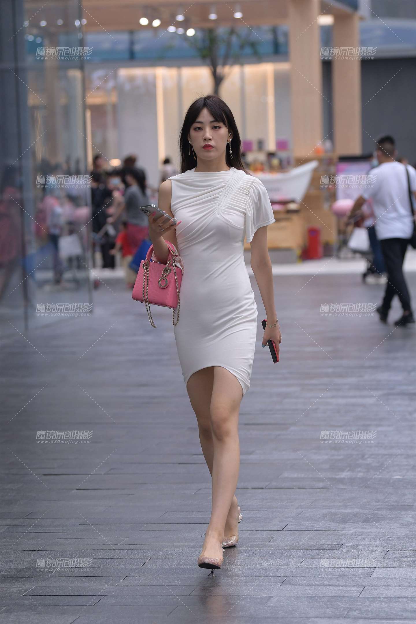 图片[1]-性感贴身裙小姐姐-街拍流行馆