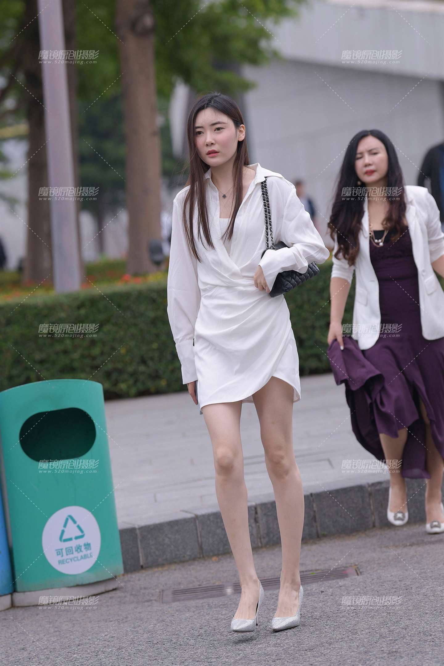 图片[1]-白皙的美腿高跟高挑小姐姐-街拍流行馆