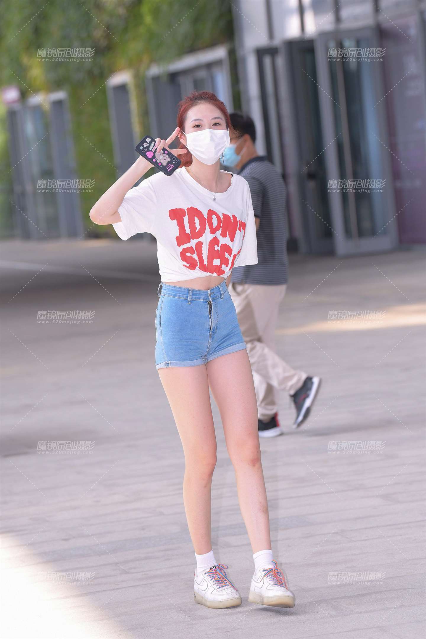 图片[1]-这个热裤大长腿美眉，我是爱了~-街拍流行馆
