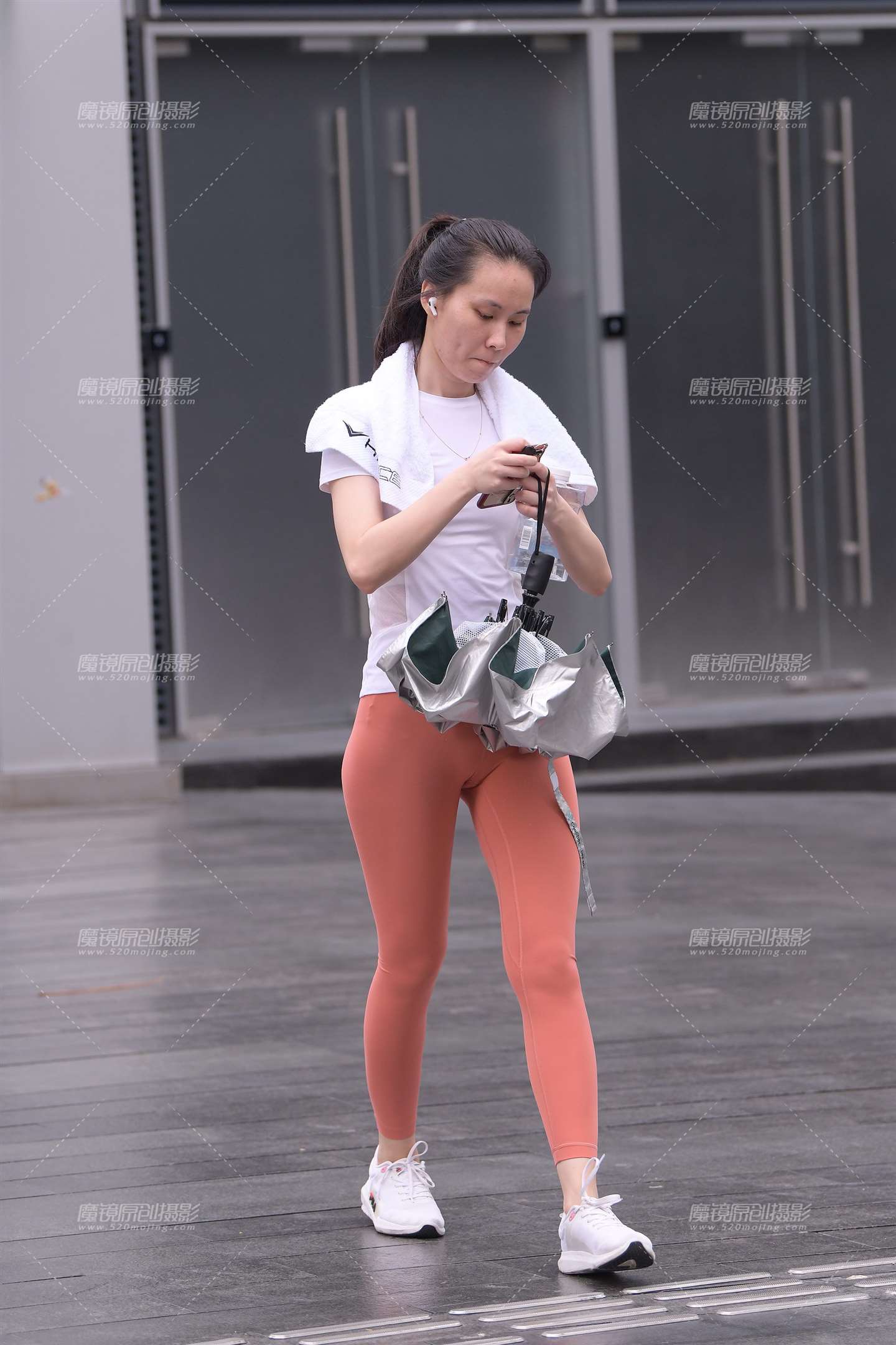 图片[1]-魅力粉红紧身裤-街拍流行馆