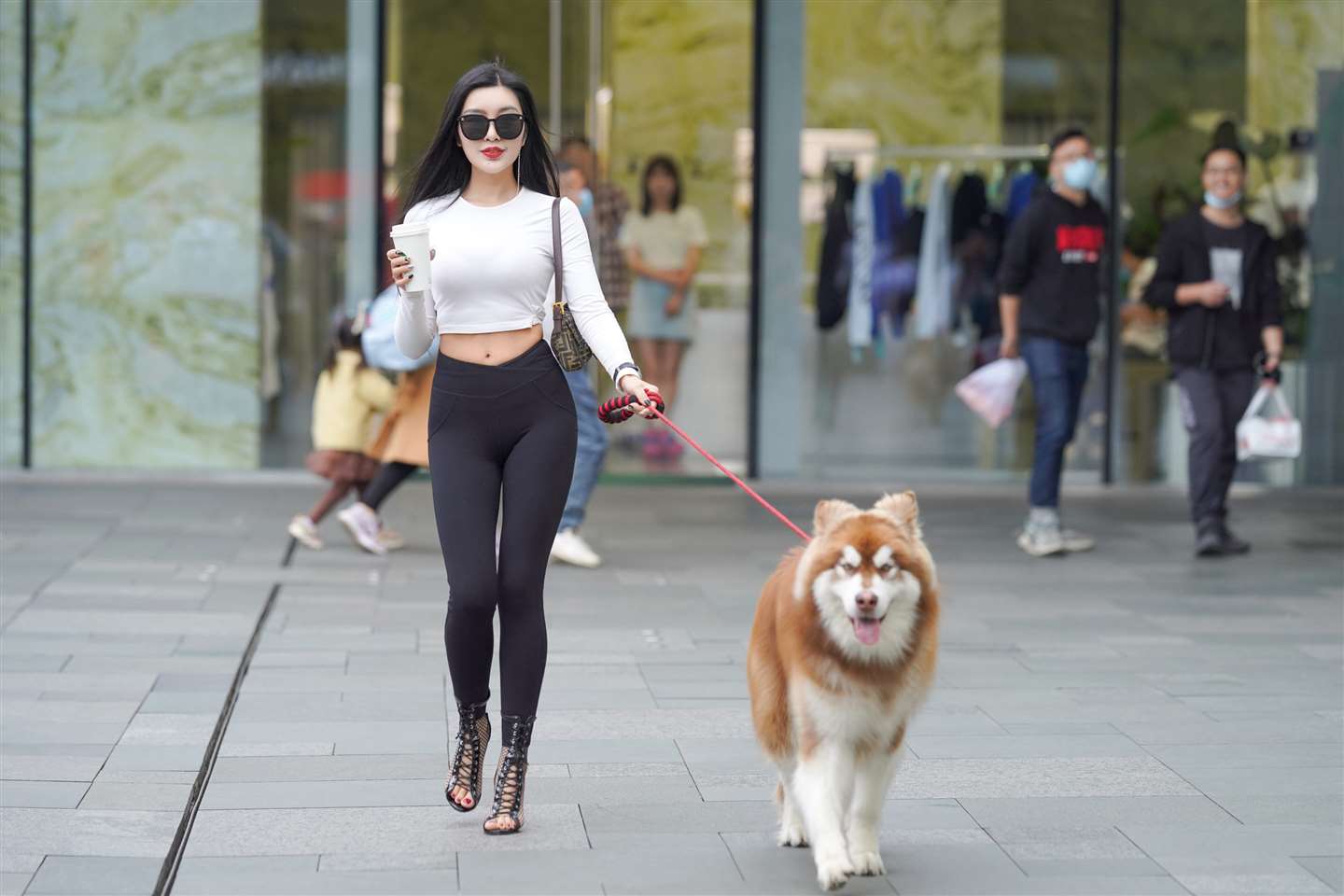 图片[1]-魅力女人-街拍流行馆