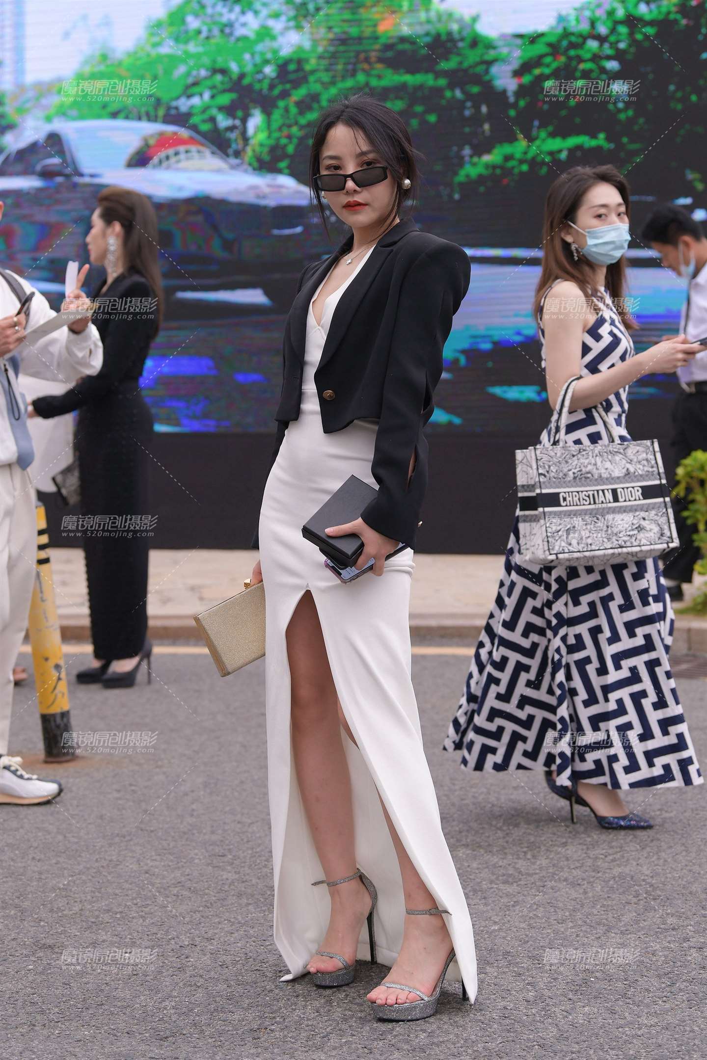 图片[1]-开衩裙美女-街拍流行馆