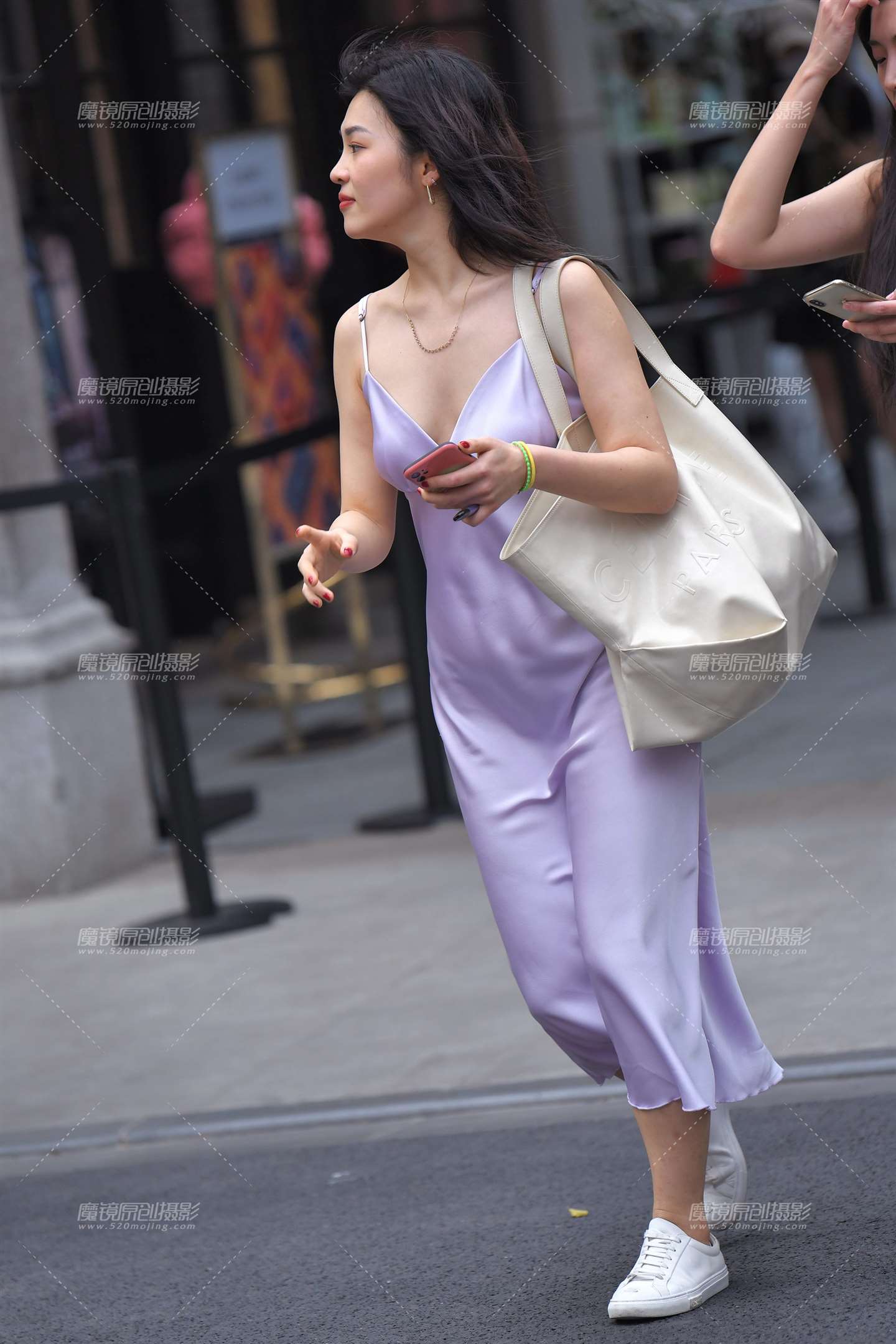 图片[1]-飘逸淡紫-街拍流行馆