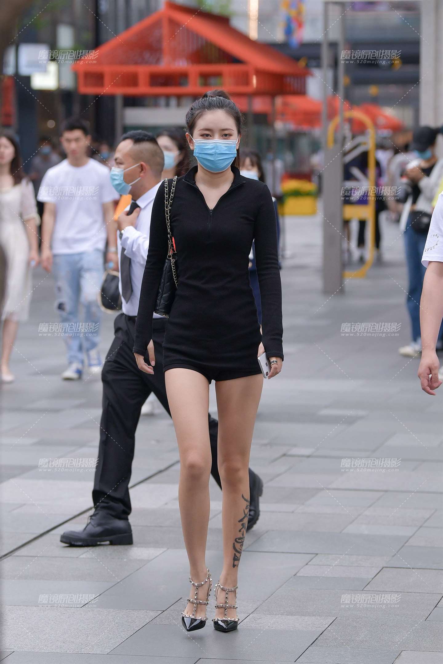 图片[1]-黑色热裤YY长腿-街拍流行馆
