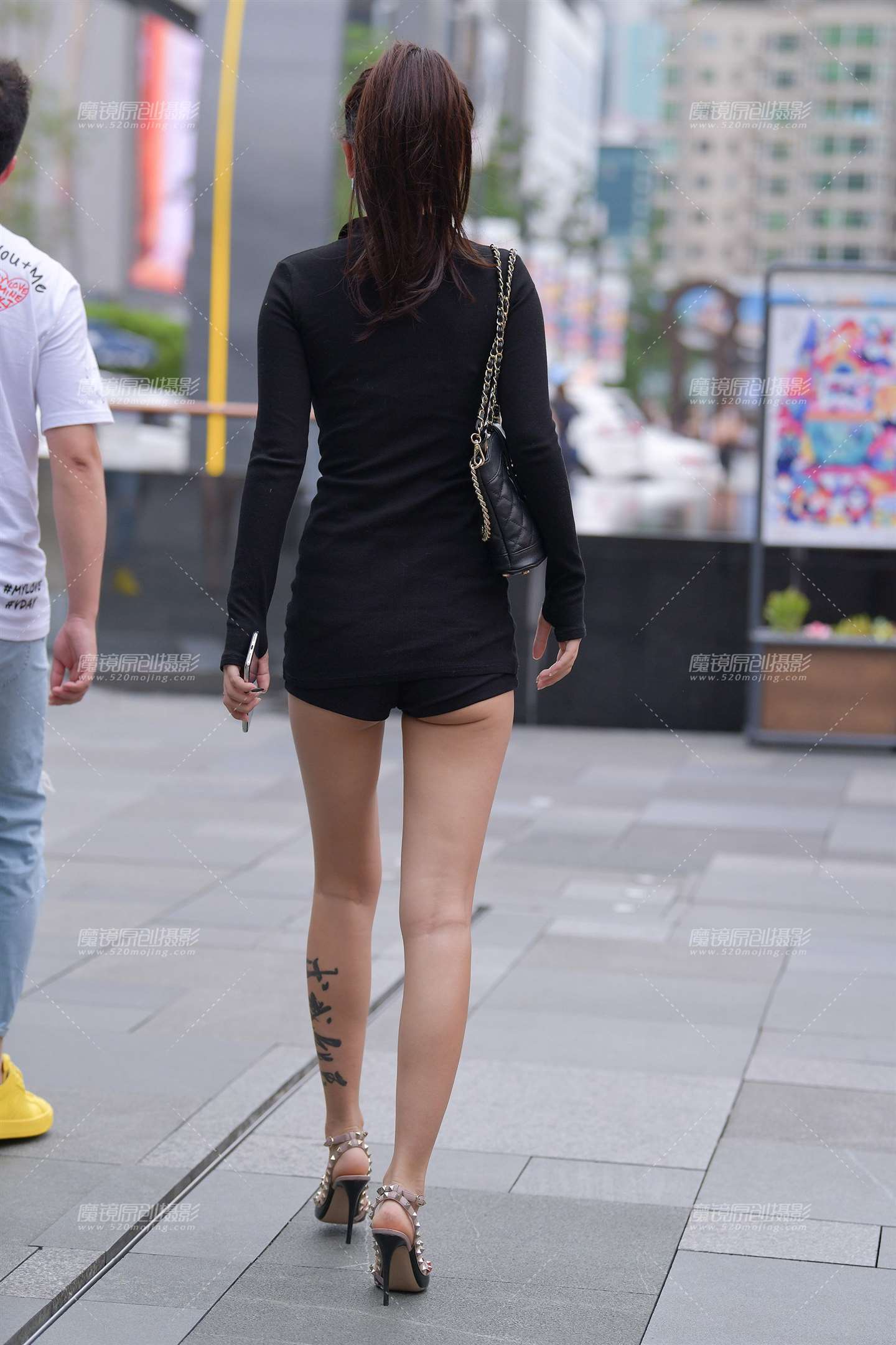 图片[2]-黑色热裤YY长腿-街拍流行馆