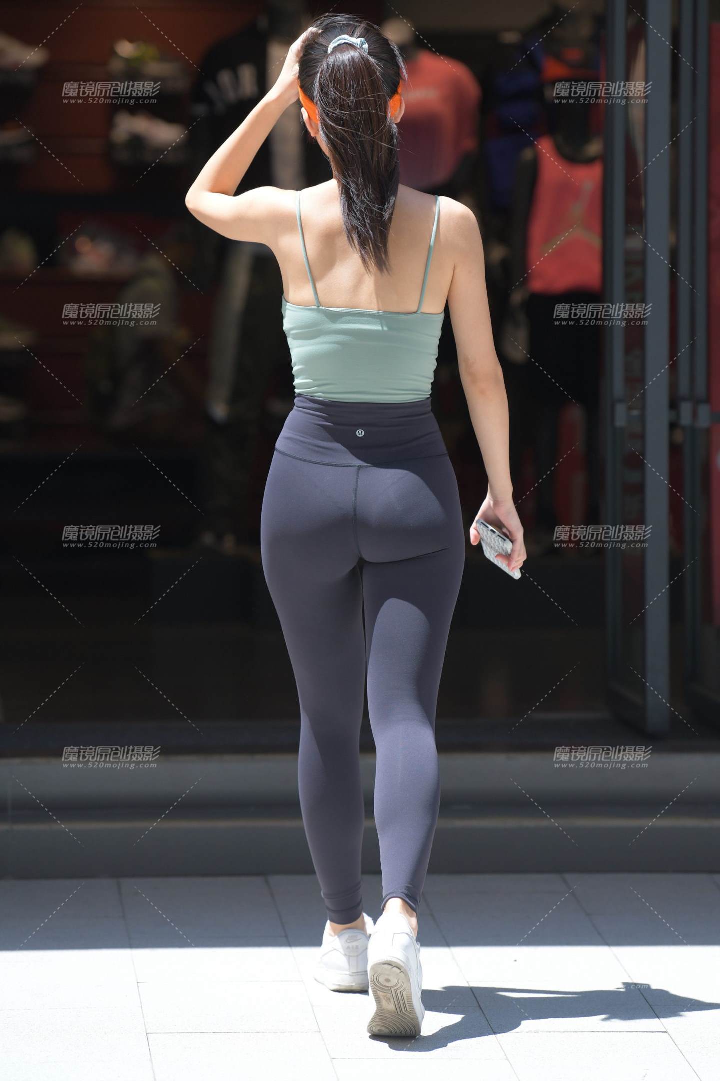图片[2]-黑色瑜伽裤女孩-街拍流行馆