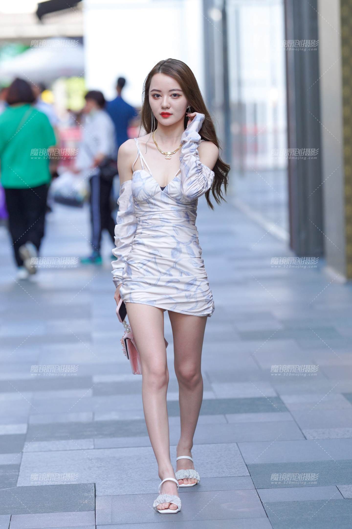 图片[1]-靓丽包臀裙女孩-街拍流行馆